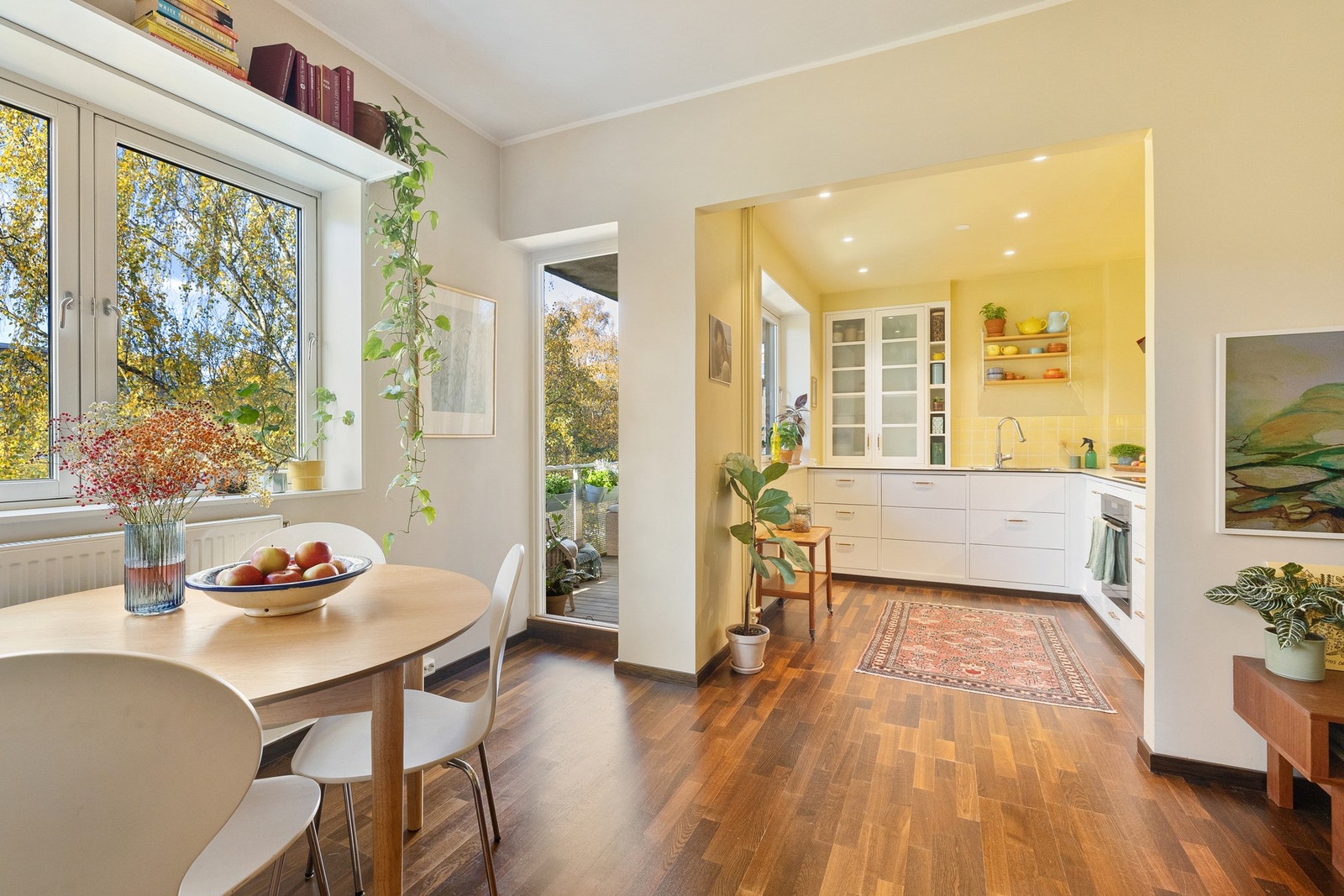 Stuen er et lyst og fint oppholdsrom med en romslig og åpen planløsning som skaper en naturlig sammenheng mellom oppholdsrommene. Galleribilde