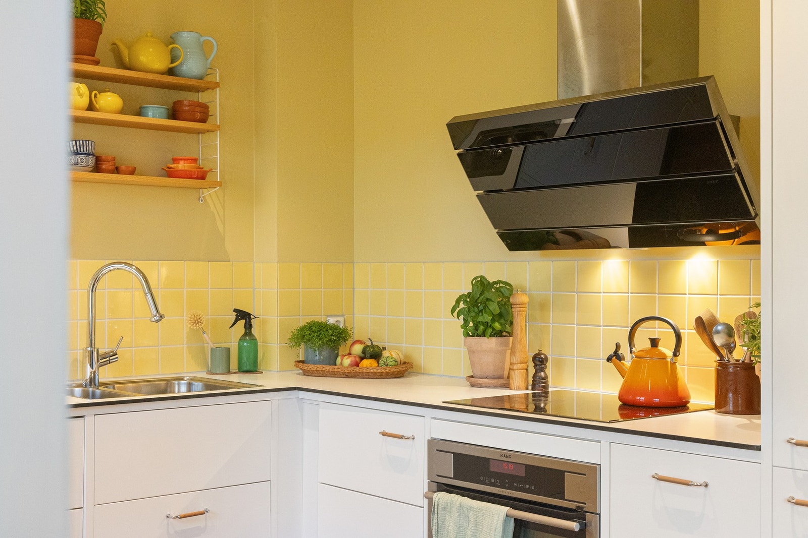 Kjøkkeninnredningen fra Drømmekjøkkenet (2015) har lyse fronter og benkeplate i slitesterk hardlaminat, som sammen med de varme fargetonene gir et harmonisk og moderne uttrykk. Galleribilde