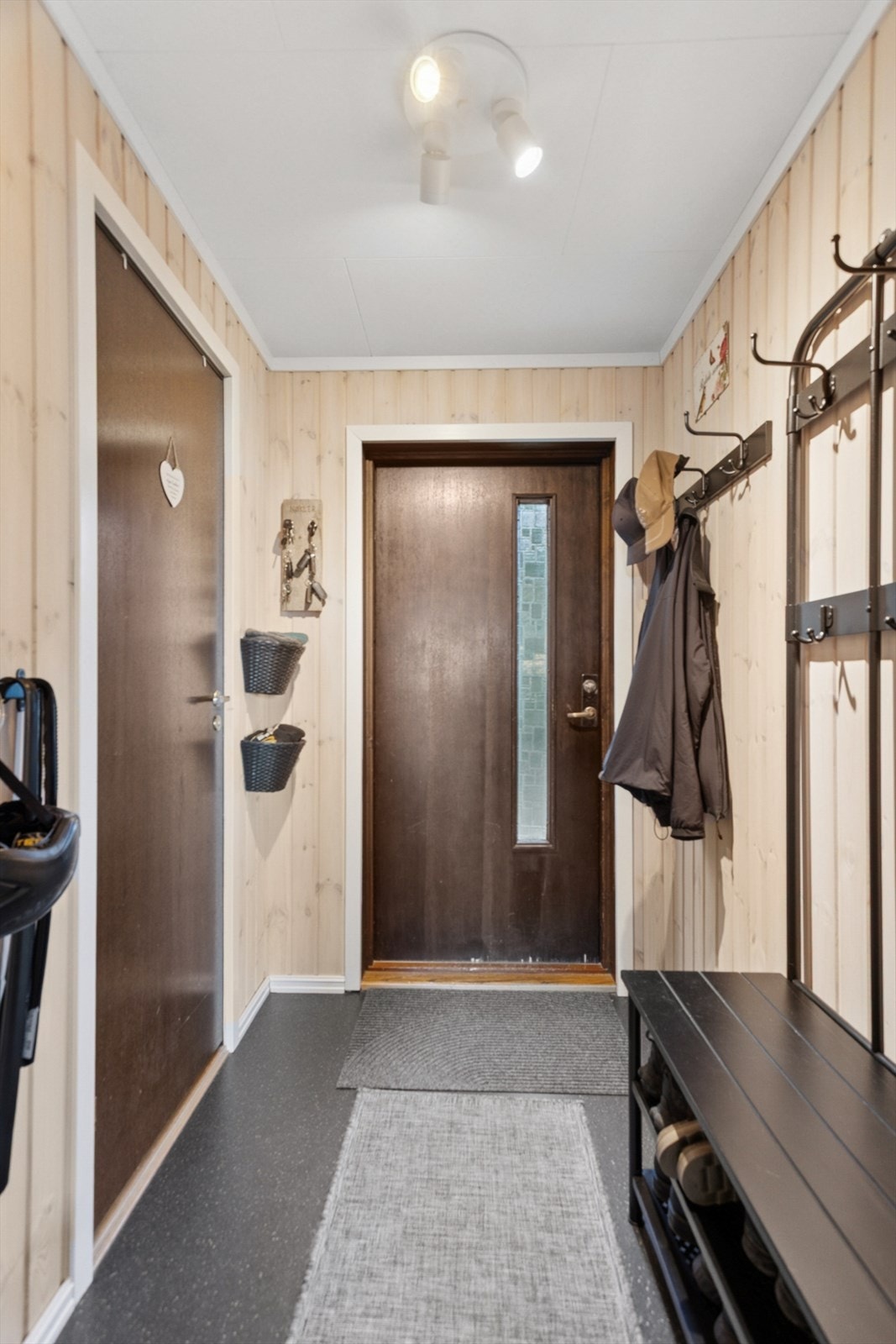 Boligen har adkomst i 1. etasje, hvor du ønskes velkommen inn i en lys entré med gulvvarme og godt med plass på knagger og i skohyller. Galleribilde