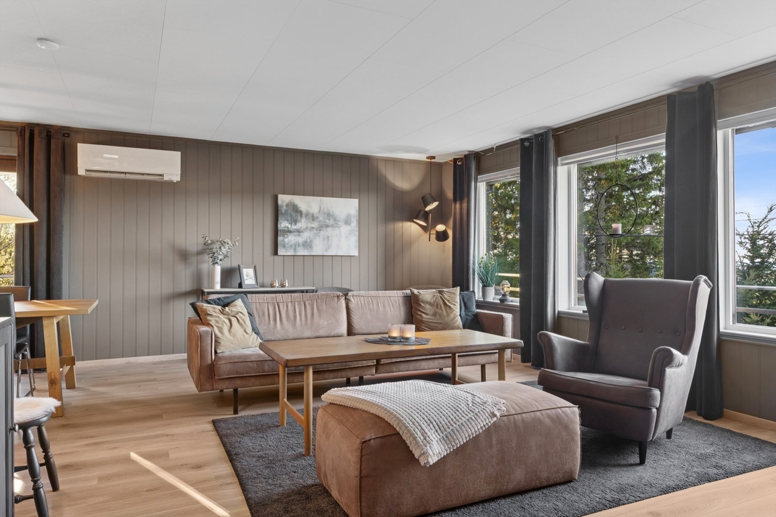 Vinduene gir rommet rikelig med naturlig lys og skaper en god atmosfære Galleribilde