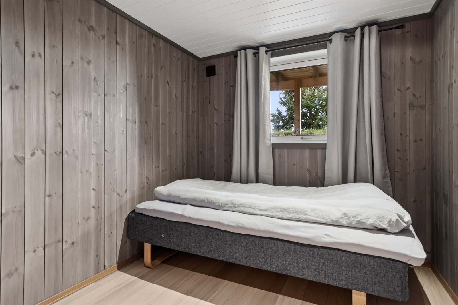 Innenfor ligger et rom som er innredet til soverom. Dette er pusset opp med gulvvarme og nye overflater i 2025. Rommene er registrert som "hobbyrom" i byggetegninger. Galleribilde