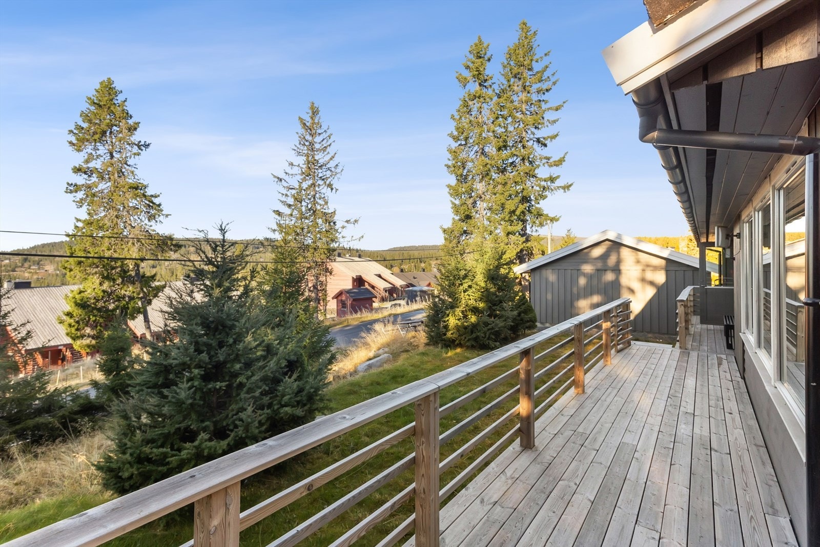 Fra eiendommen er det gangavstand til flotte turområder, både på sommeren og vinteren. Galleribilde