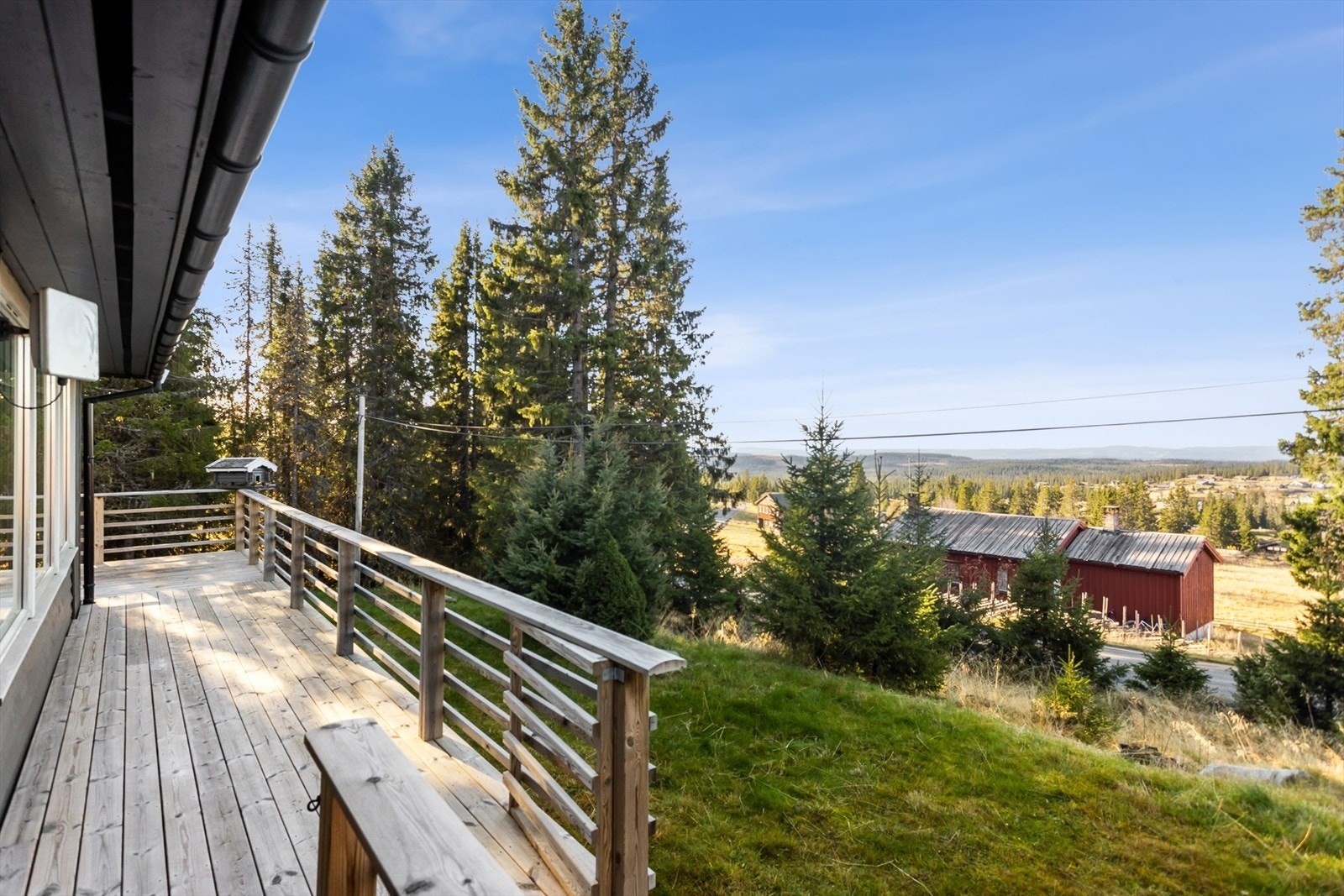 Fra verandaen er det meget gode solforhold og utsikt. Galleribilde