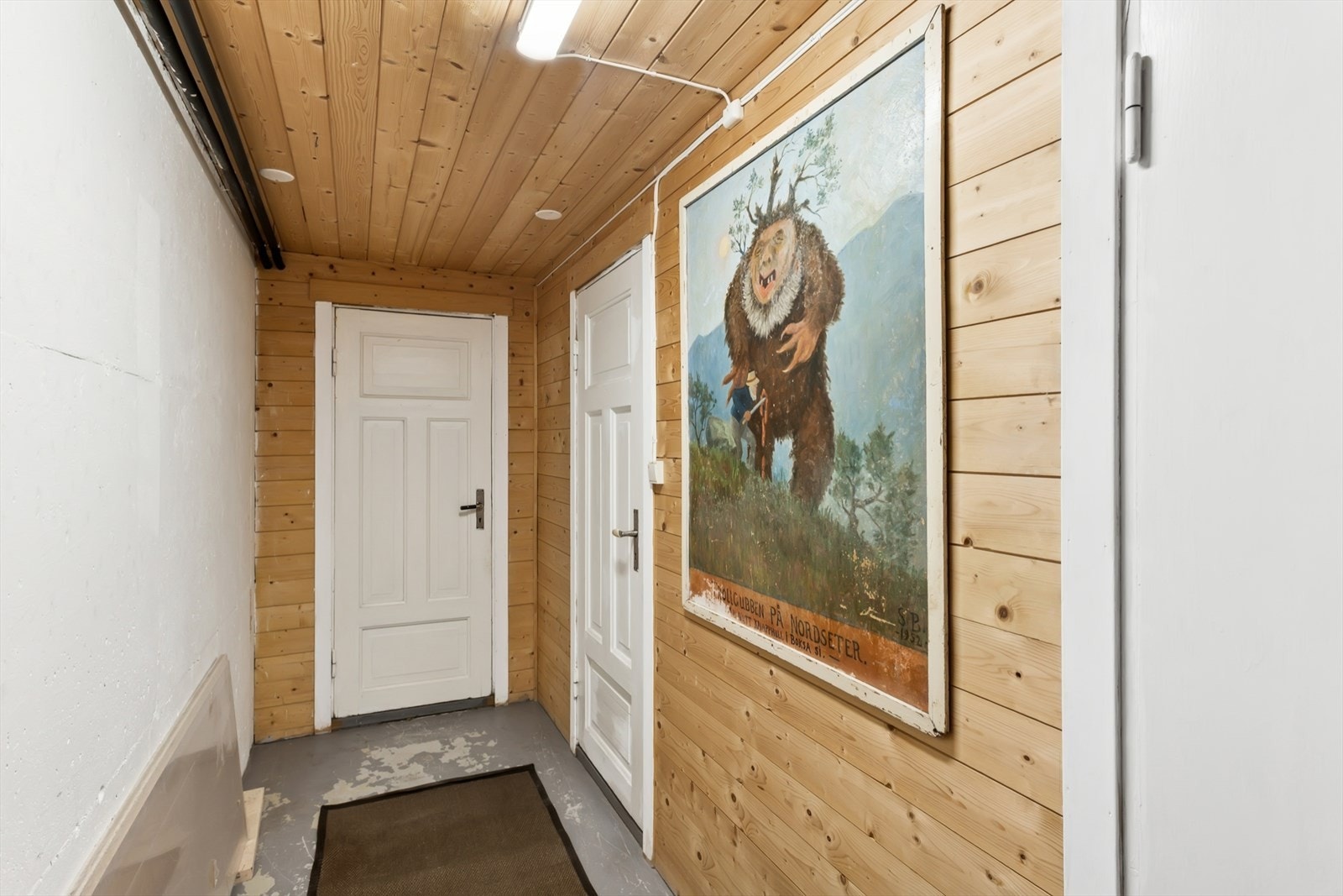 Det er flere boder og mye lagringsplass i kjelleren. Galleribilde