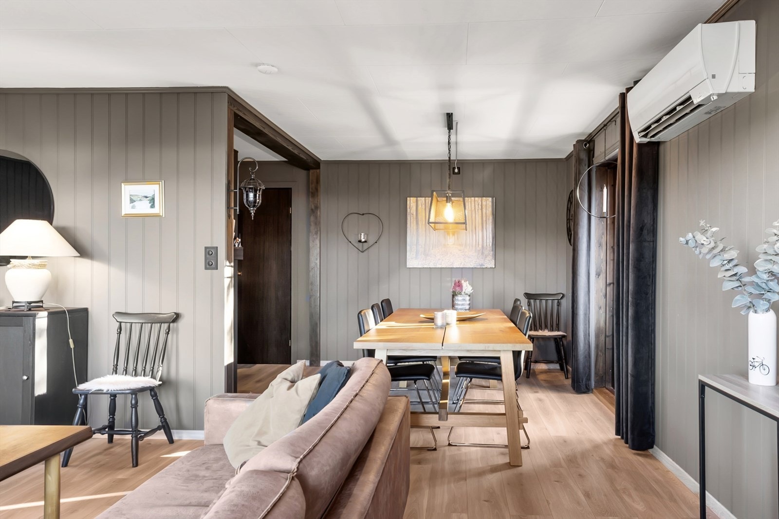 Spisestuen ligger rett ved kjøkkenet, og har utgang til verandaen på 43kvm. Galleribilde