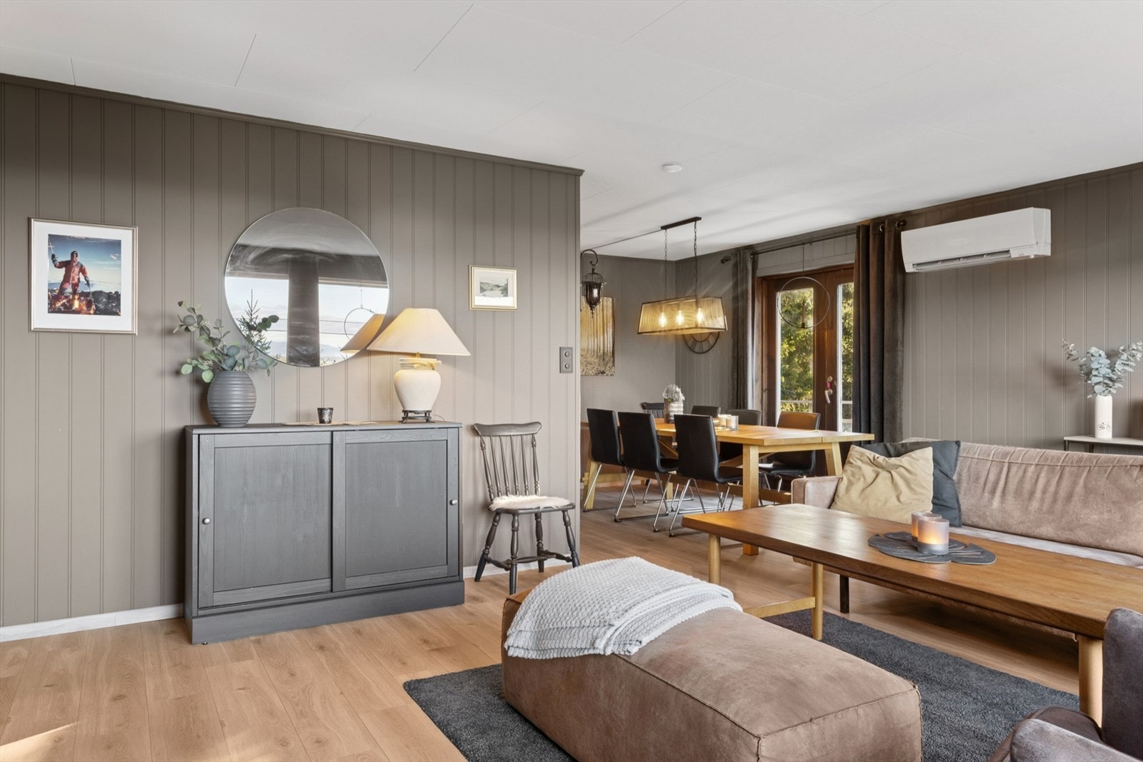 Stuen ligger i 1. etasje og byr på god plas til sosiale soner, med plass til sofagruppe med TV-løsning, godstol og et spisebord mot kjøkkenet Galleribilde