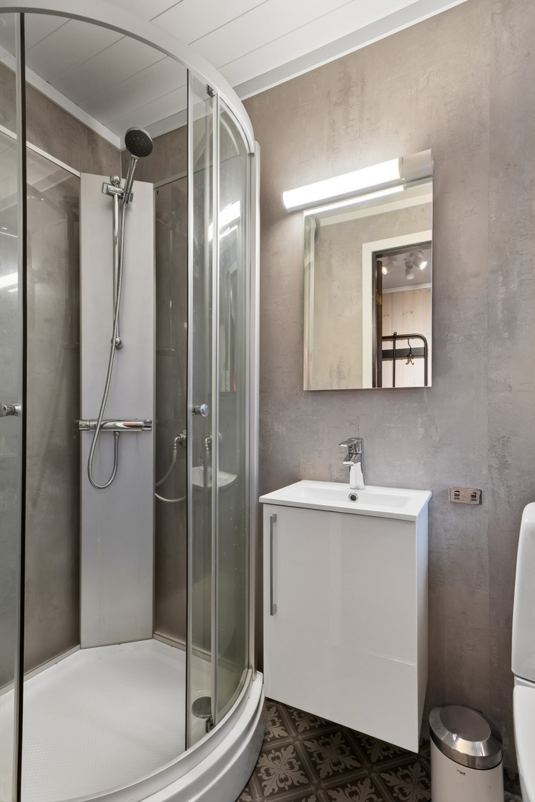 De er innredet med servant, dusjkabinett og gulvmontert toalett. Galleribilde