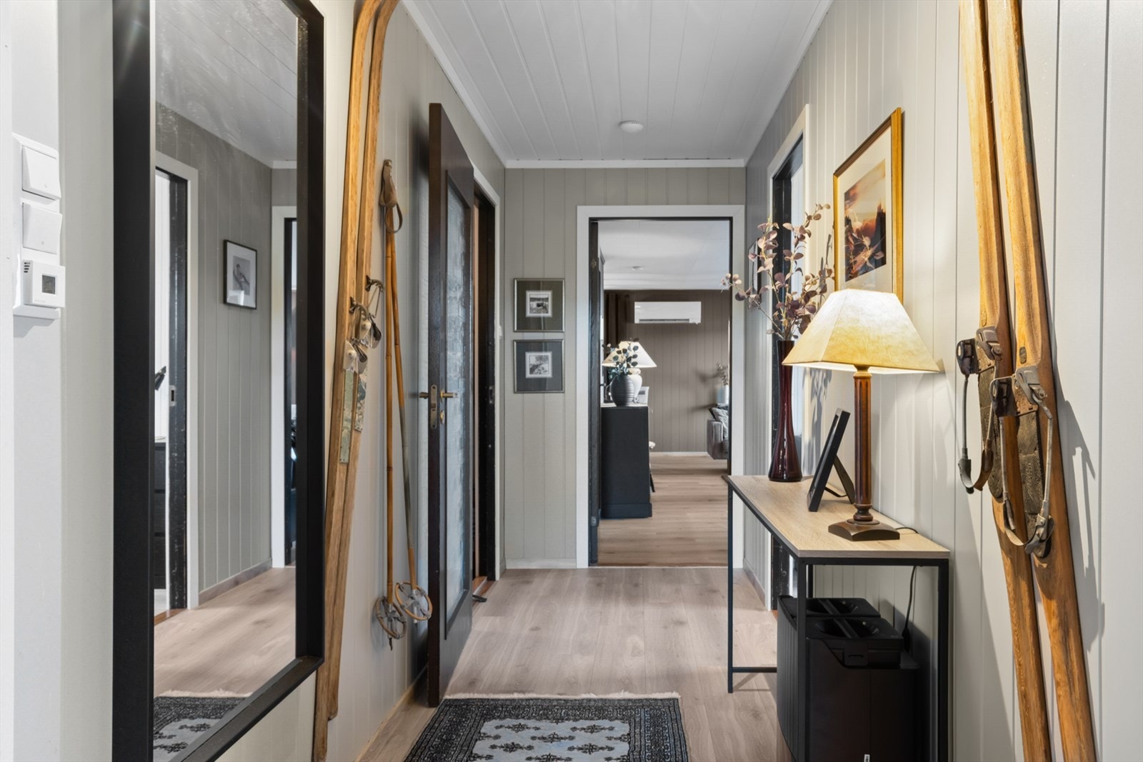 Hallen tar deg fra kjøkkenet og stuen, over til soverommene og et bad. Galleribilde