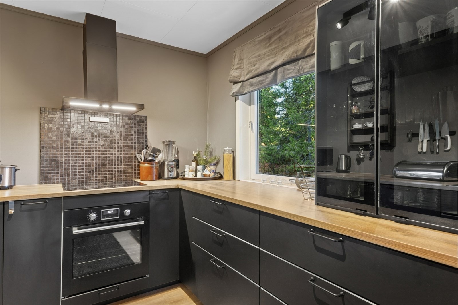 Innredningen tilbyr rikelig med lagringsløsninger gjennom godt med skuffeplass. Galleribilde