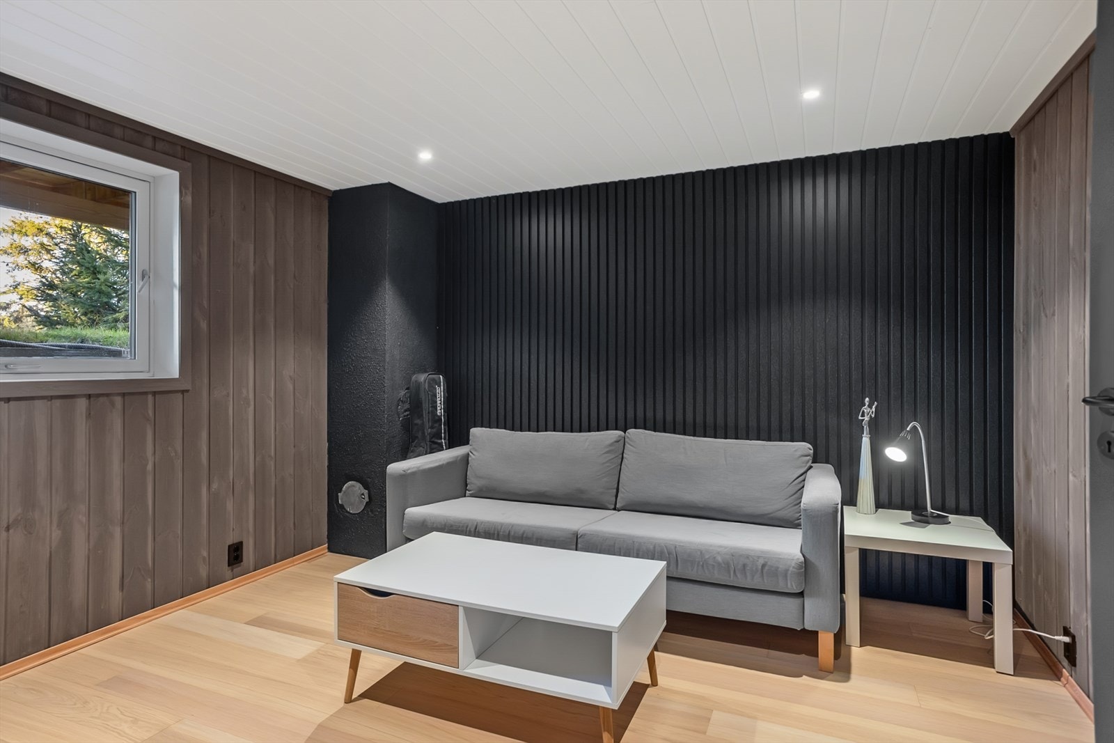 "Kjellerstuen" er pusset opp i 2025, med nye overflater og gulvvarme i 2024. Galleribilde