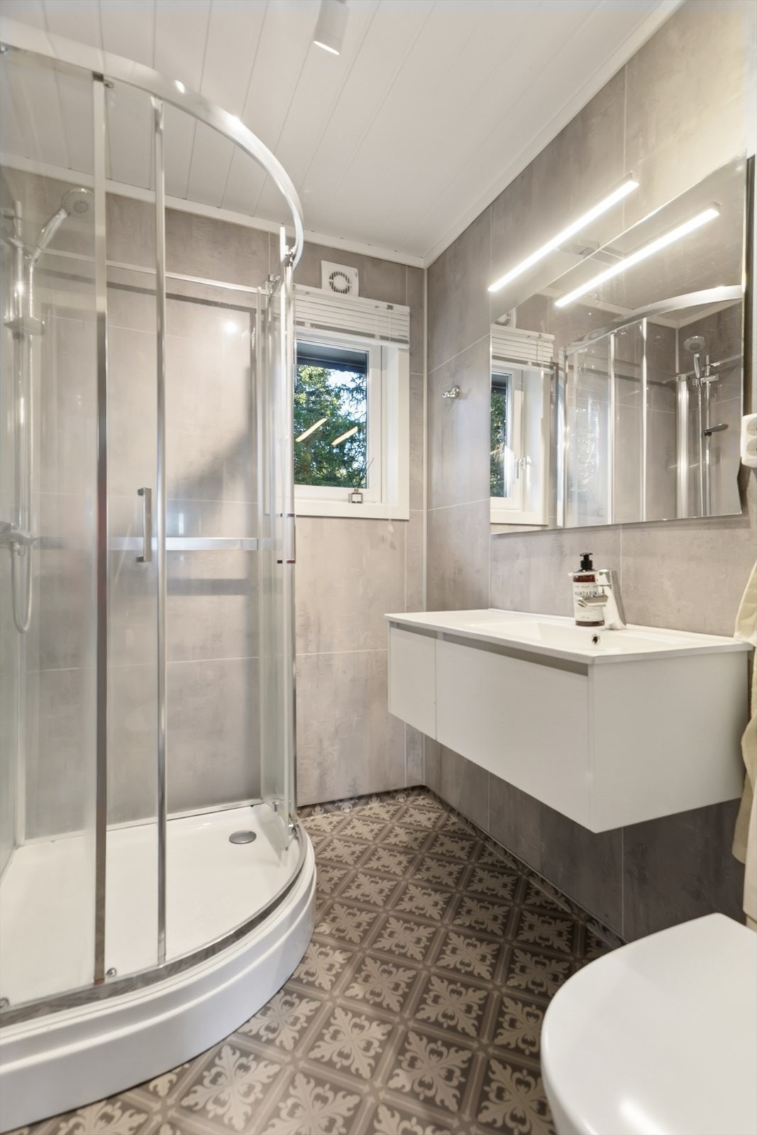 Badene i boligen er begge pusset opp i 2020, og har gulvvarme. Galleribilde