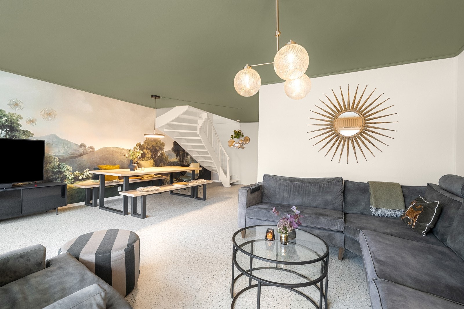 Rommet har gulvbelegg, malt tak og malte vegger kombinert med tapet. Galleribilde