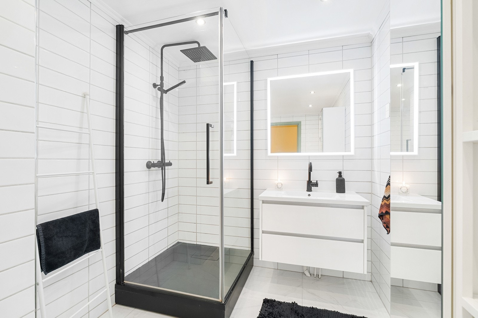 Nye gulvfliser samt nytt toalett, servant, speil og dusj fra 2022. Galleribilde