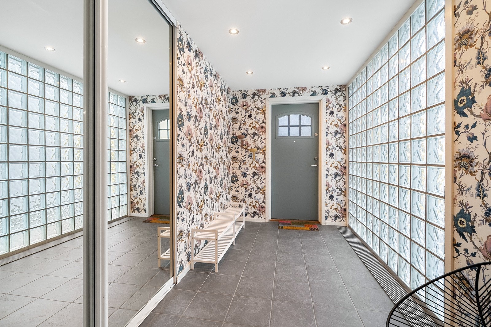 Plassbygget skyvedørsgarderobe med speilfronter hvor alt av familiens ytterbekledning kan gjemmes bort. Galleribilde