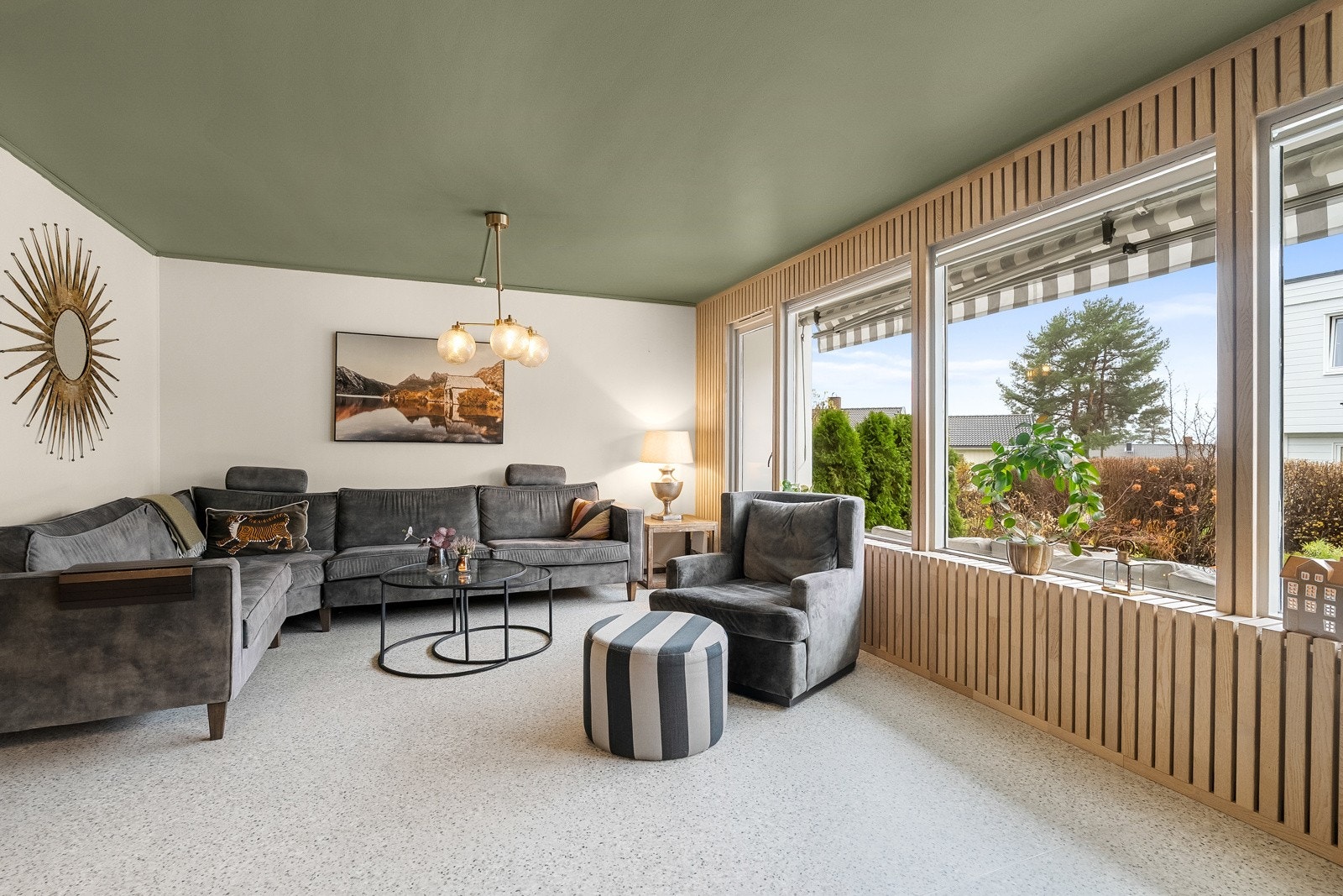 Stilige spiler på vindusveggen. Galleribilde