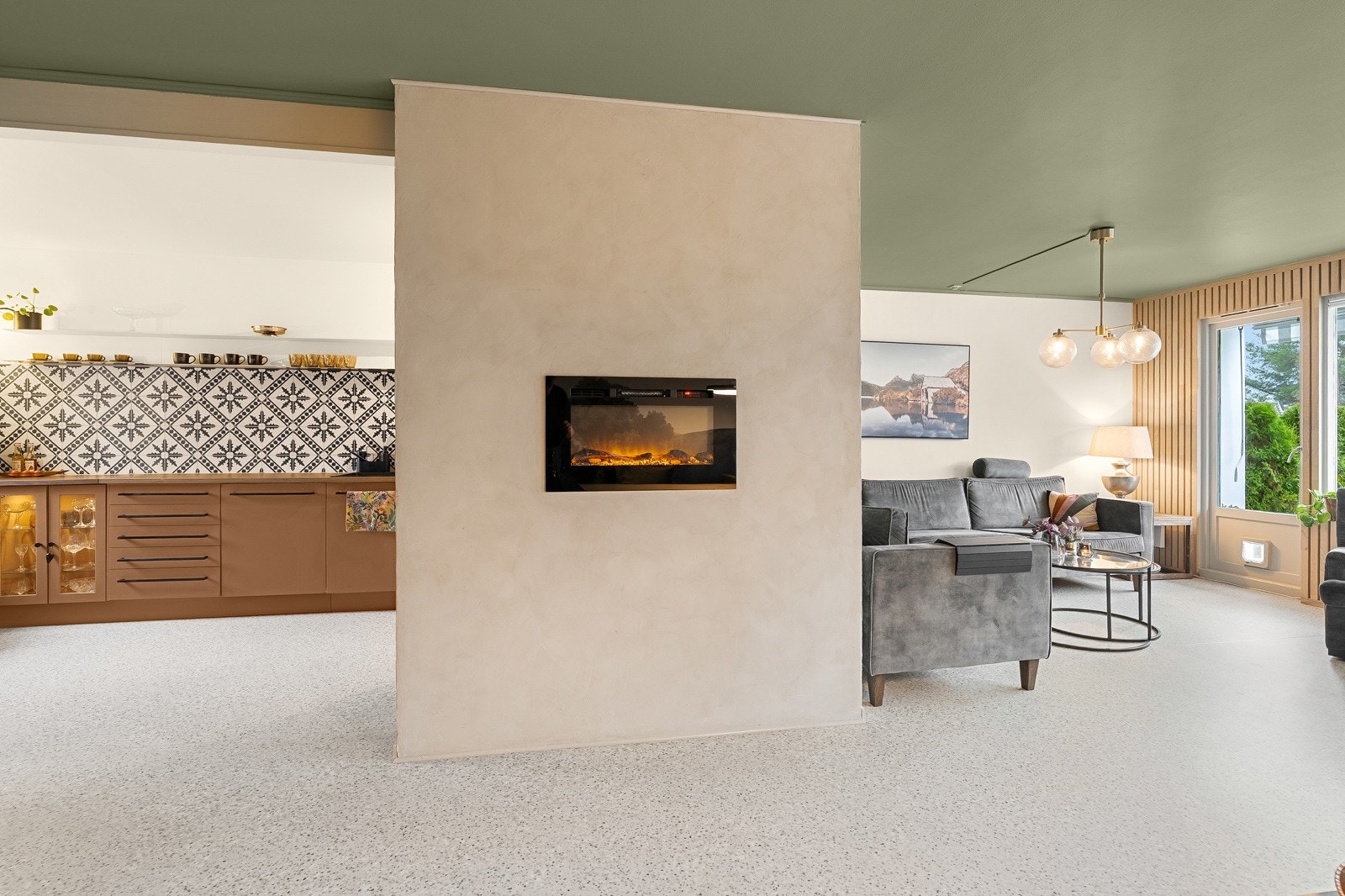 Innfelt elektrisk peis mellom stue og kjøkken. Galleribilde