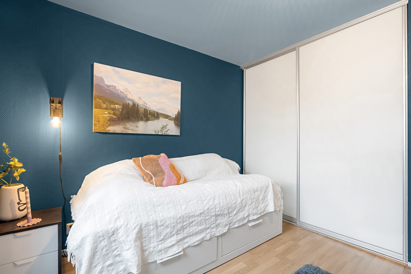 Soverom med integrert skyvedørsgarderobe. Galleribilde