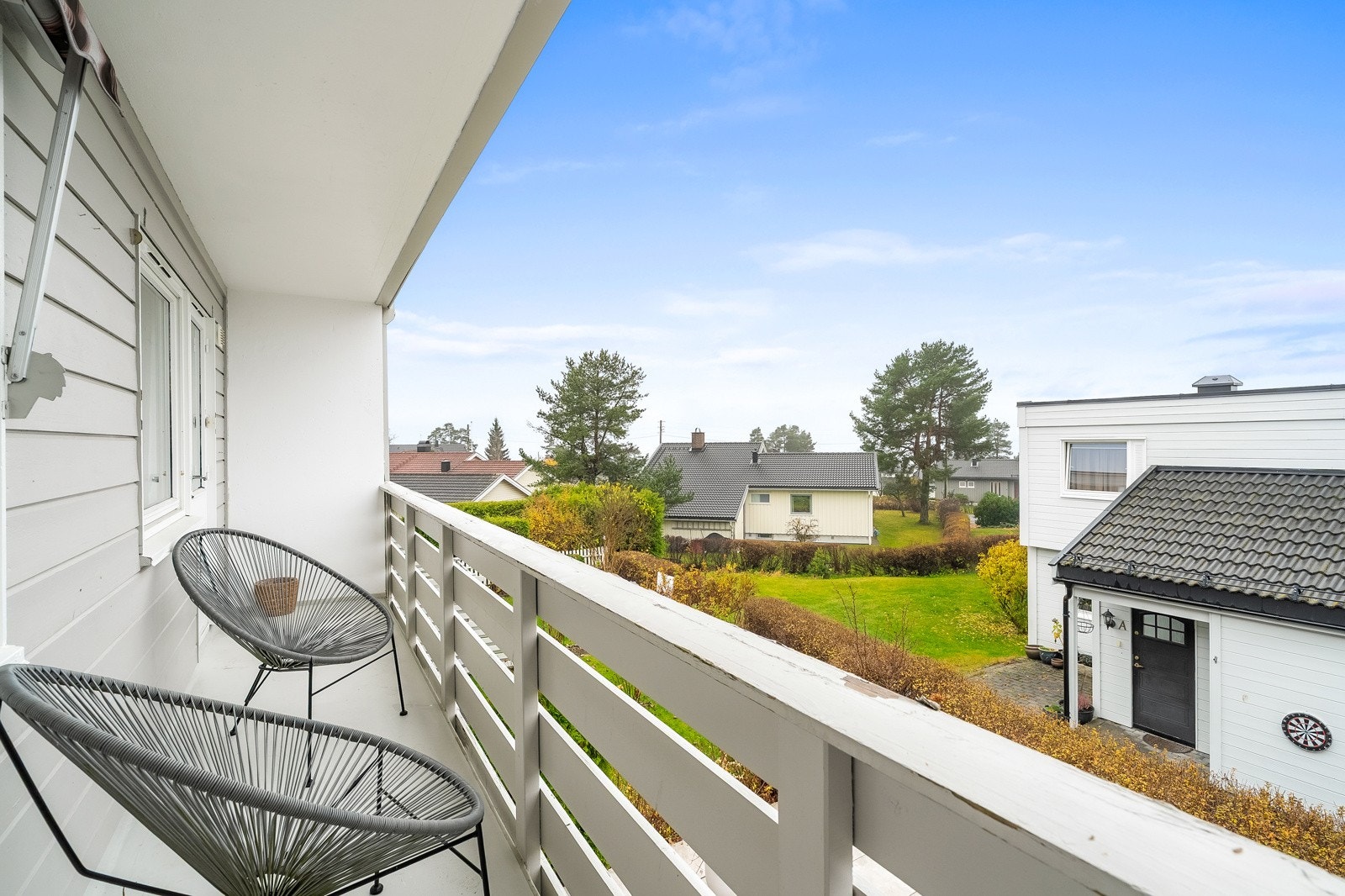 Vestvendt balkong med takoverbygg. Galleribilde