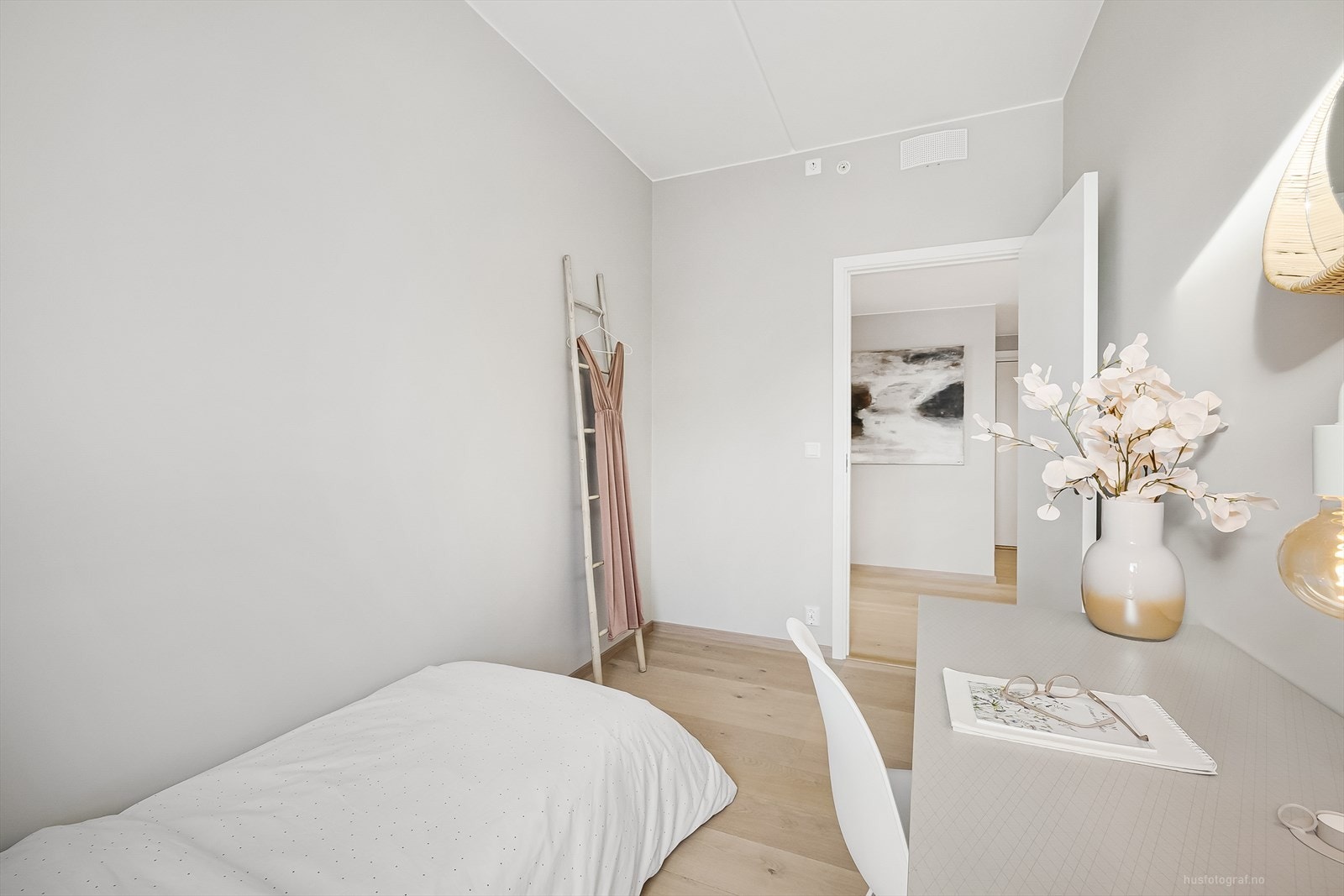 Lyse delikate farger på soverom Galleribilde