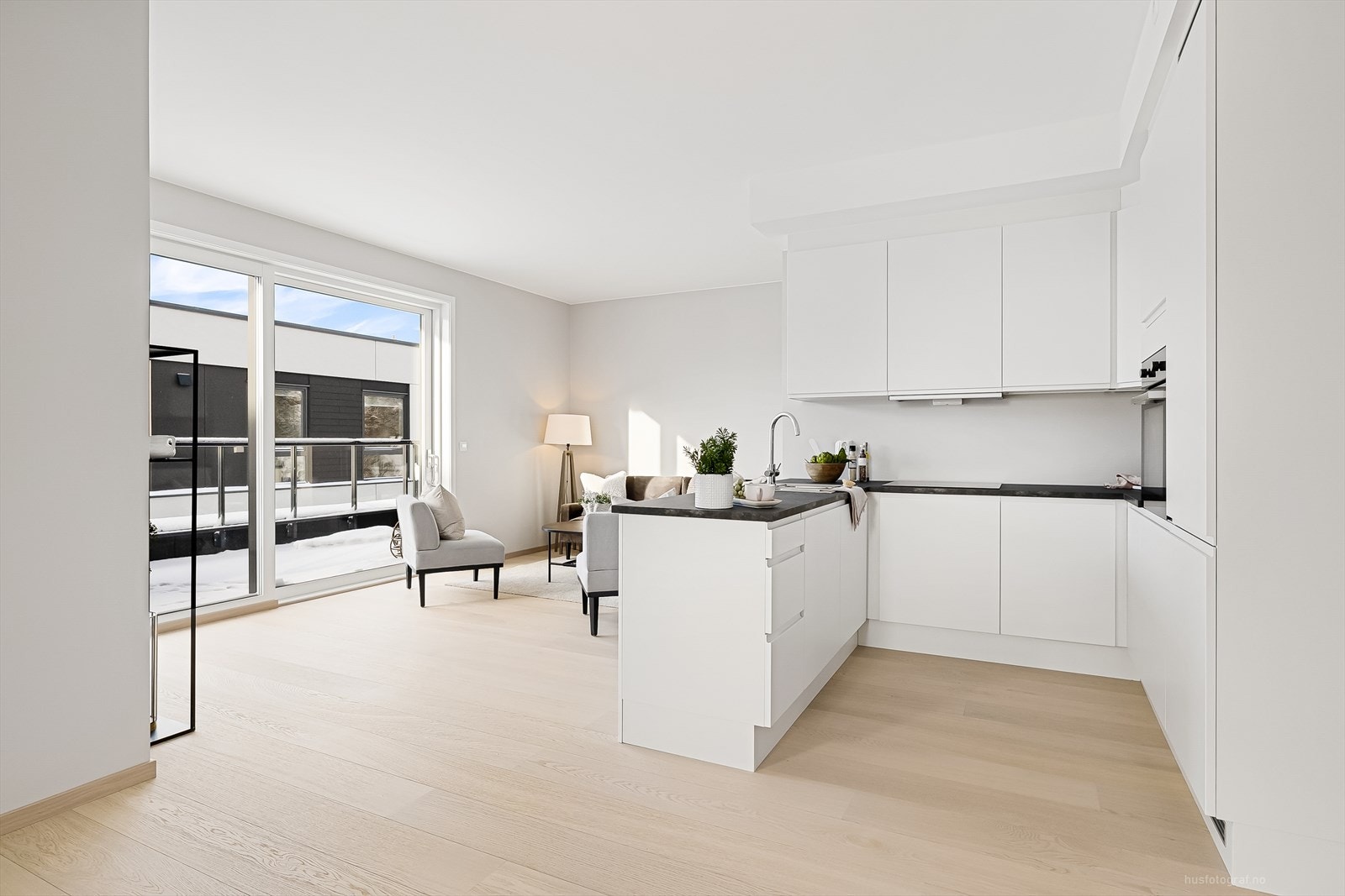 Lekker tidløs kjøkken innredning fra Designia, med integrerte hvitevarer, inkludert induksjonstopp, innbygningsovn, kjøl/frys og oppvaskmaskin. Galleribilde