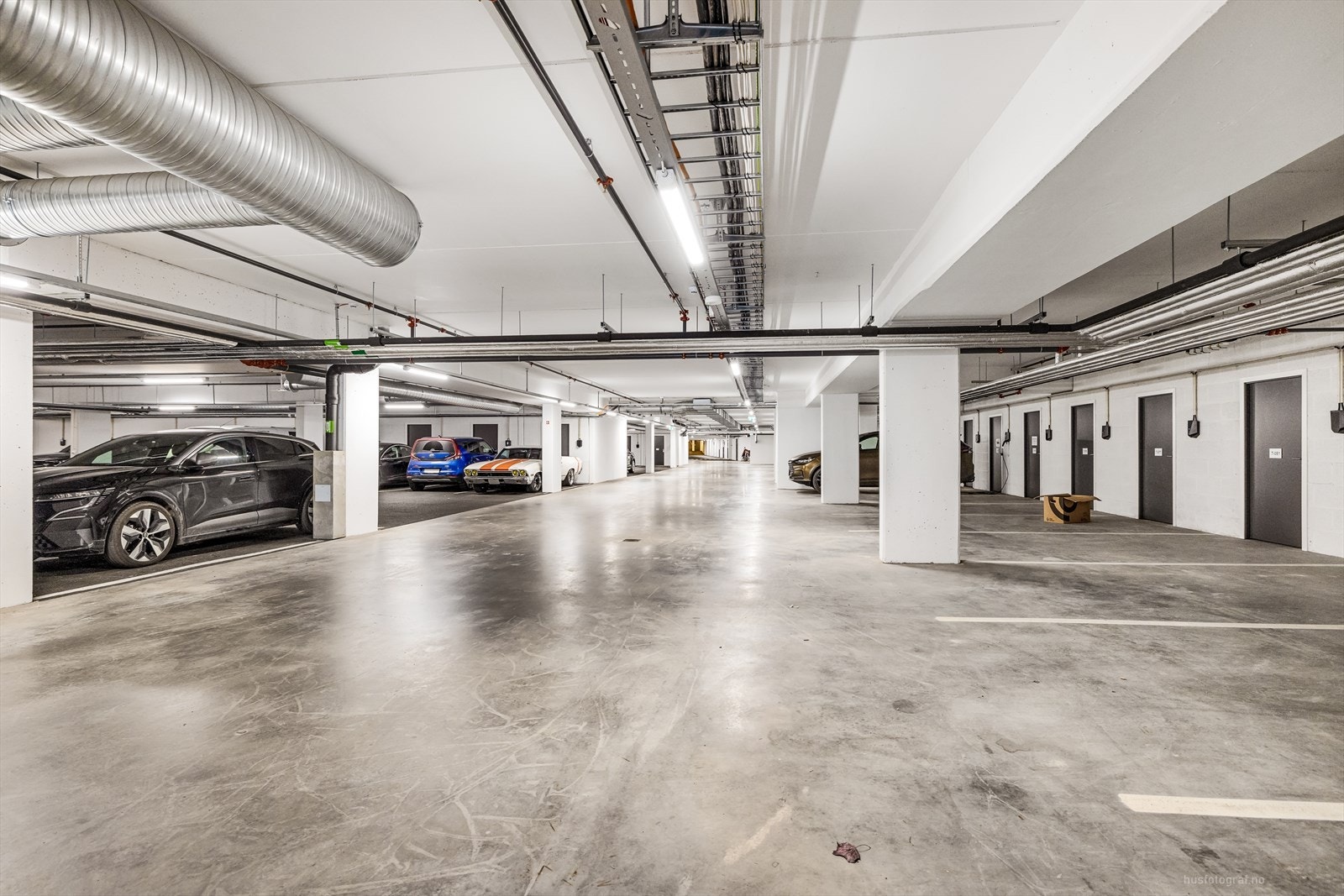 Nytt moderne garasjeanlegg med adkomst til boder, og direkte heisadkomst til alle leilighetsplan. Galleribilde