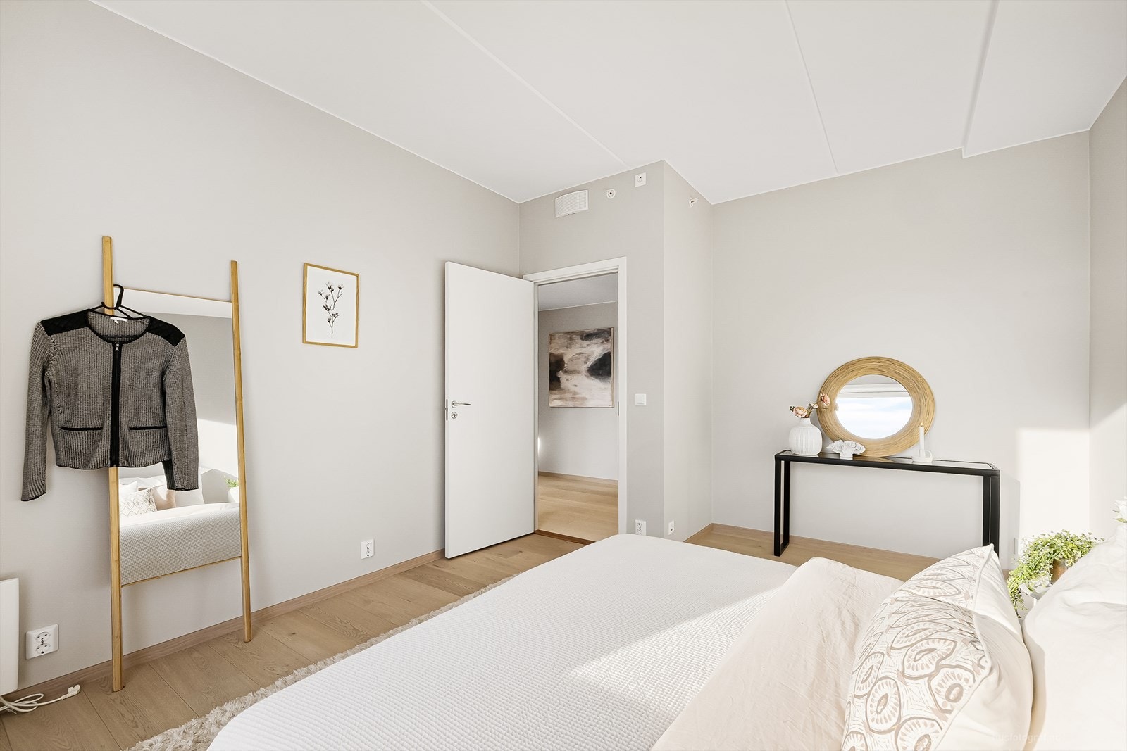 Hovedsoverom med rikelig plass til romslig garderobe Galleribilde