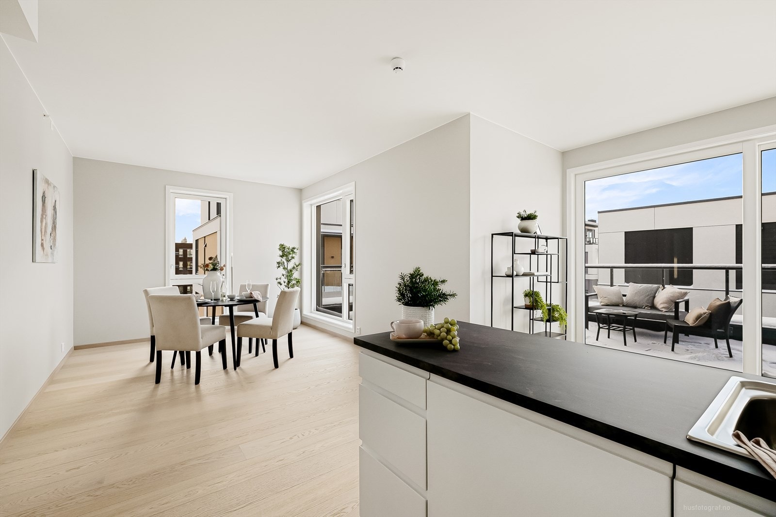 Leiligheten er gjennomført lekker med delikate lyse farger Galleribilde