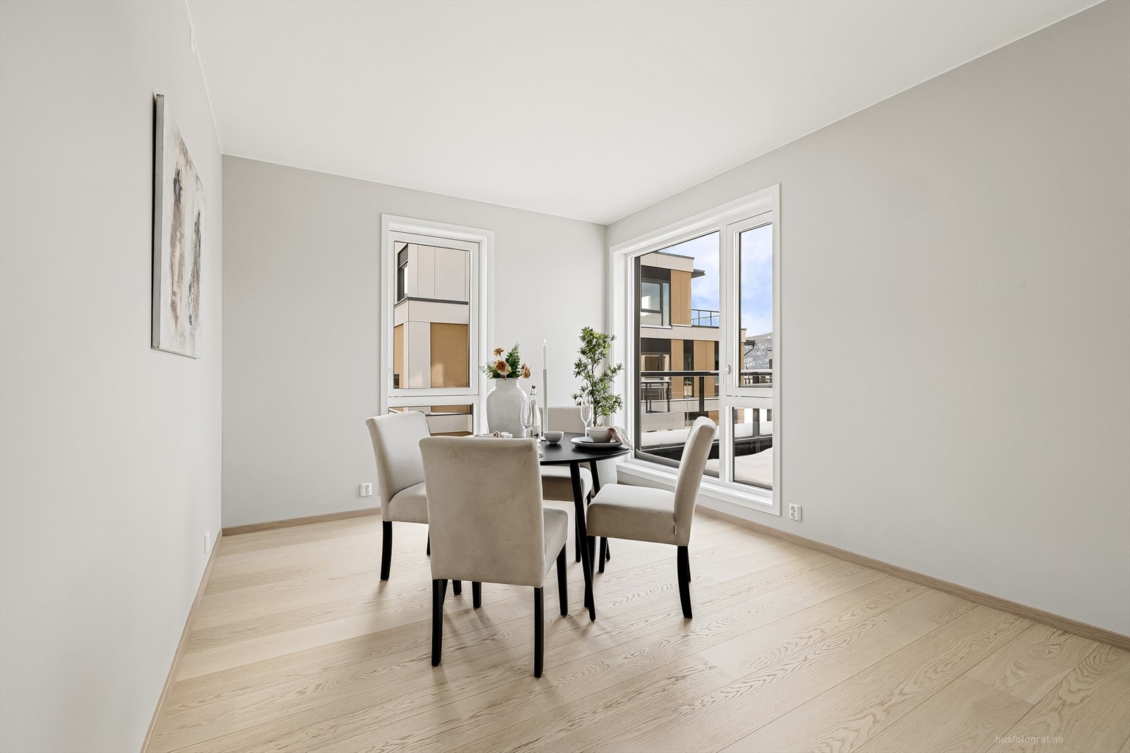 Spisestuen har god plass til langbord for sosialt samvær og hyggelige måltider Galleribilde