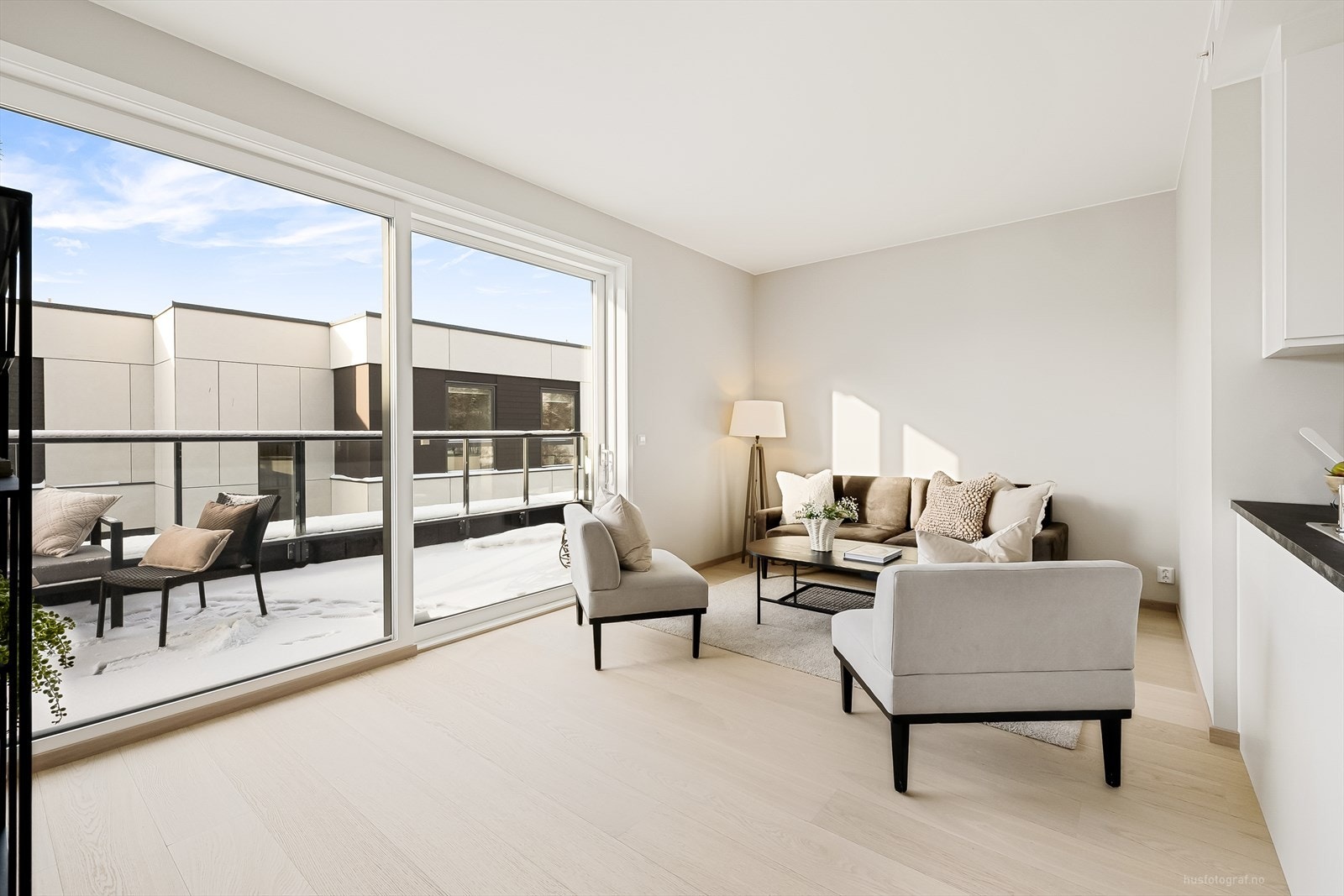 Skyvedør med utgang til terrasse fra stue. Galleribilde