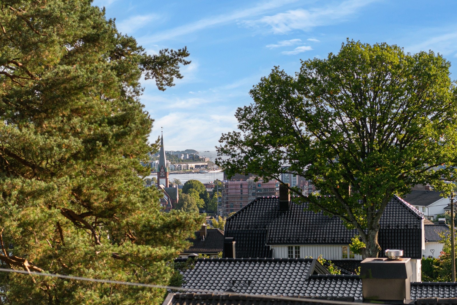 Eiendommen har en praktfull beliggenhet i et av Sandefjords mest eksklusive boligområder med utsikt fra verandaene. Galleribilde