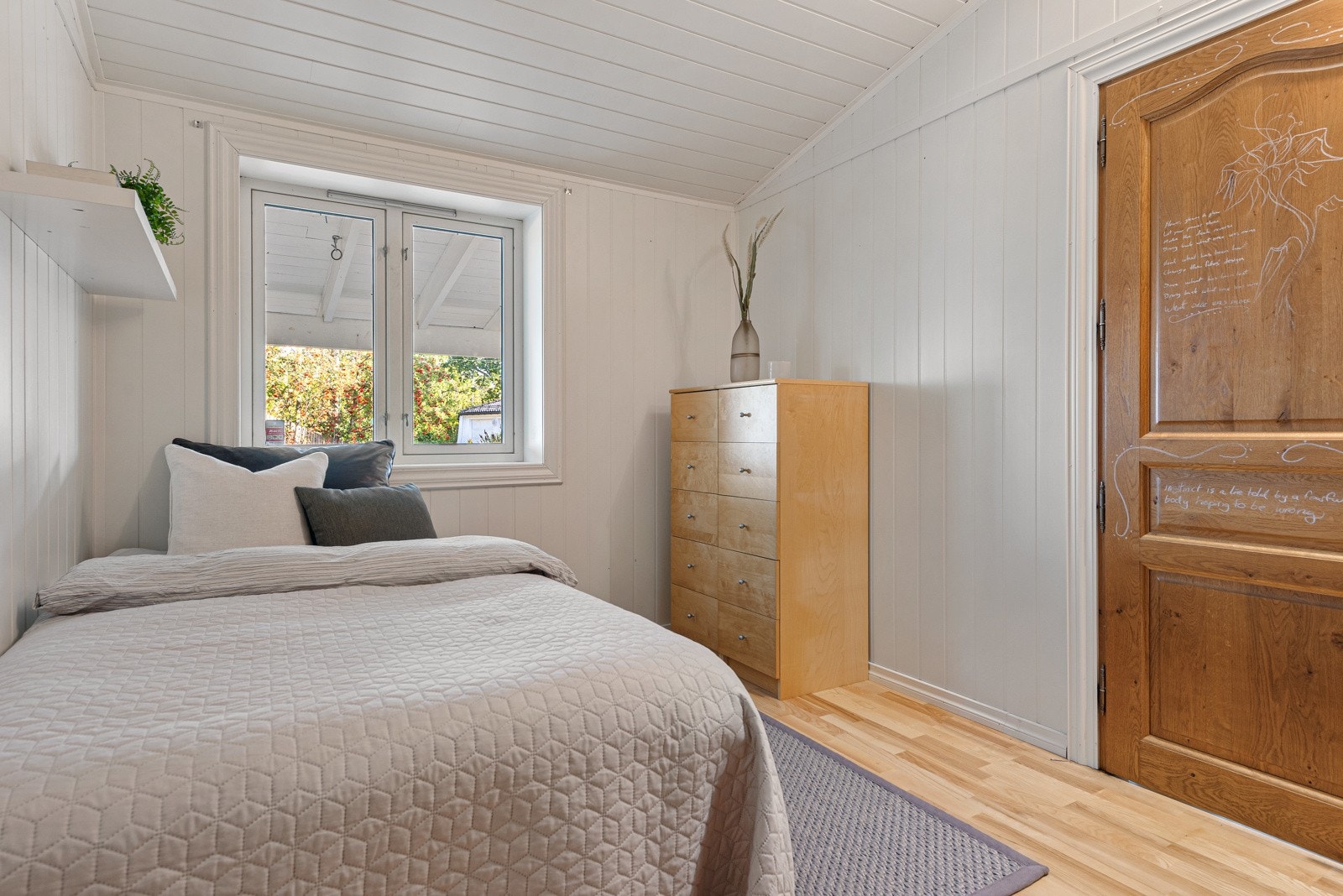 Soverommet i første etasje er lyst og trivelig og har adkomst ved boligens entree. Galleribilde