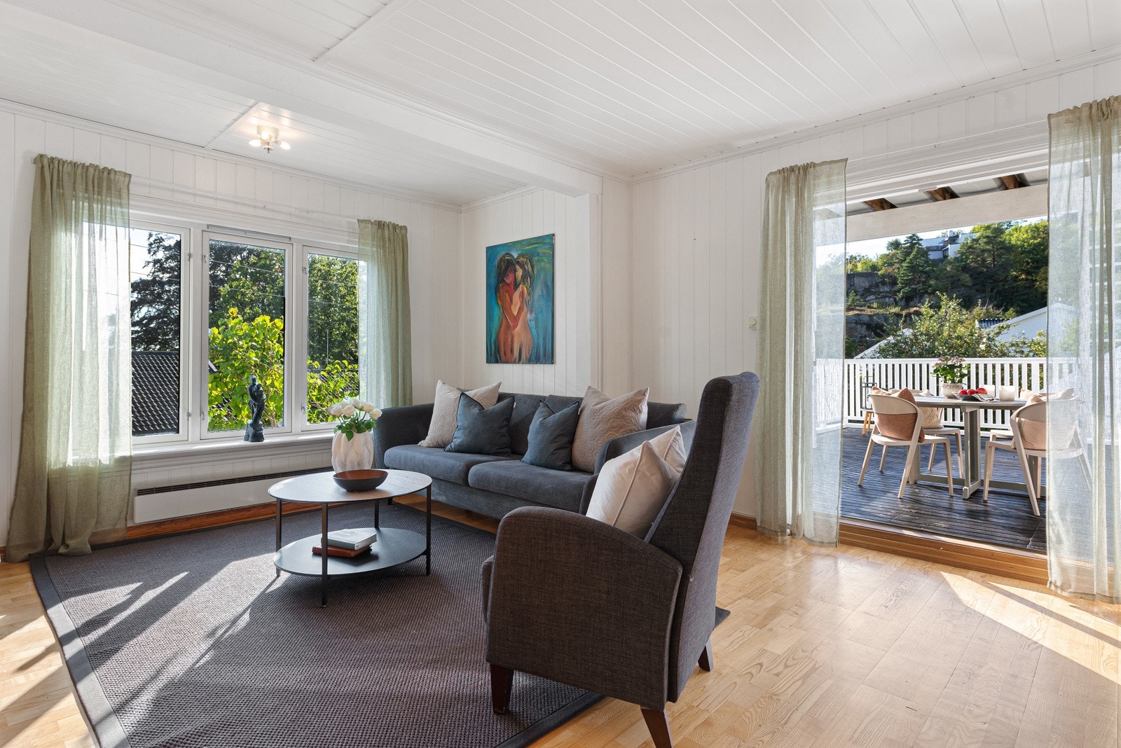 Fra stuen er det utgang til den ene solrike store verandaen. Galleribilde