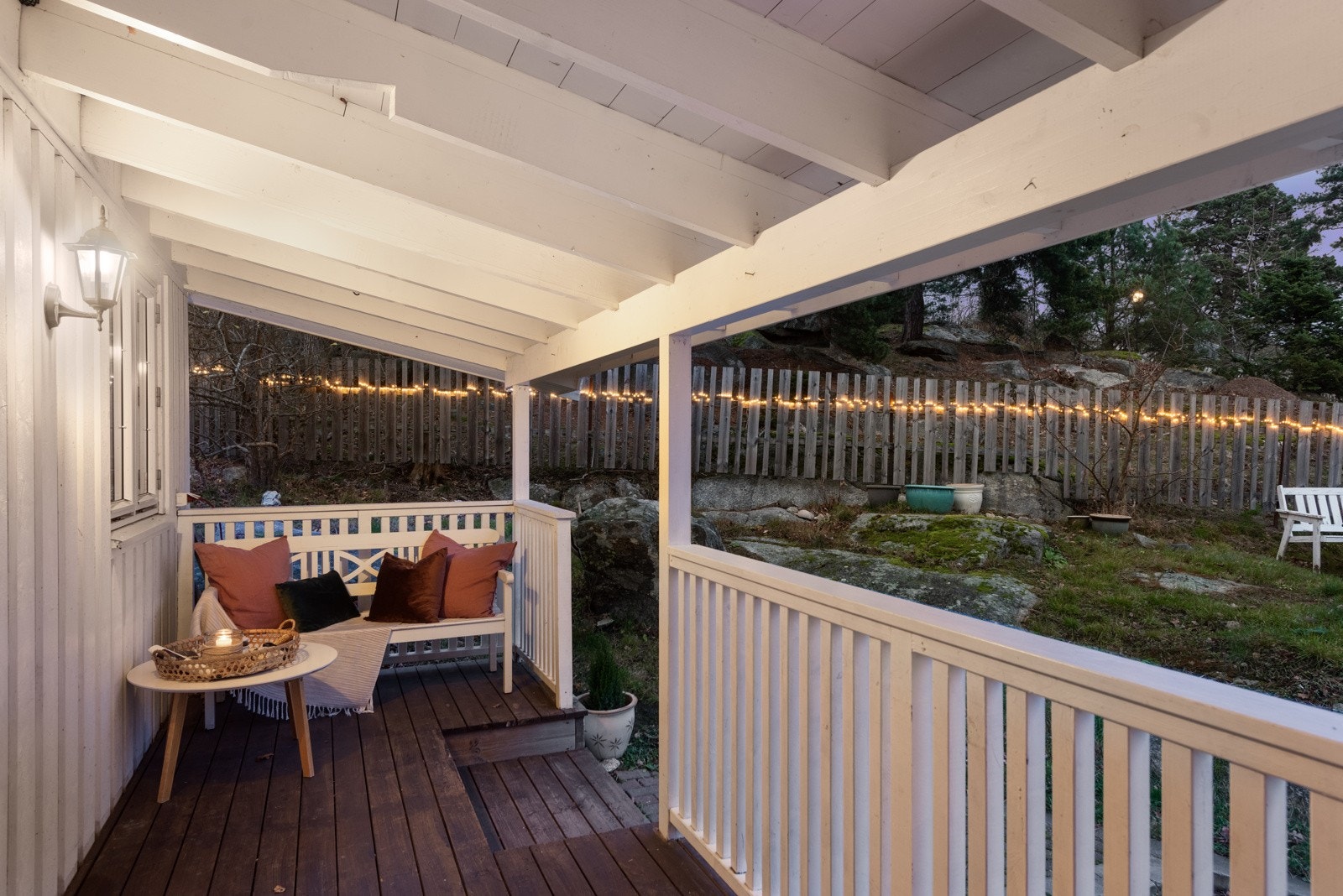 Boligen har et koselig overbygd inngangsparti med plass til møblement på hver ende. Galleribilde