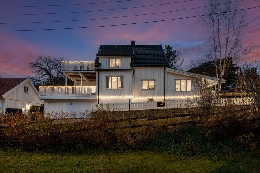 Her bor man i et rolig og veletablert villastrøk med kun en kort spasertur til sentrum. Parkering i integrert garasje og i gårdsplass. Galleribilde