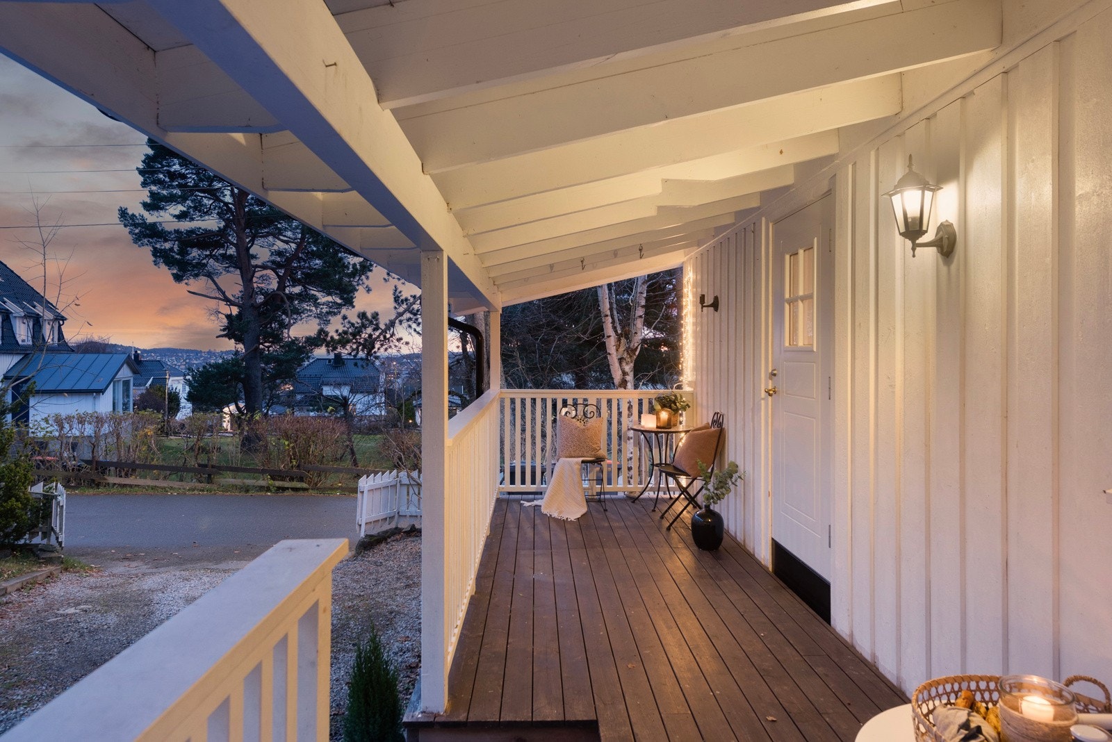 Eiendommen har et overbygd inngangsparti med litt utsikt. Galleribilde