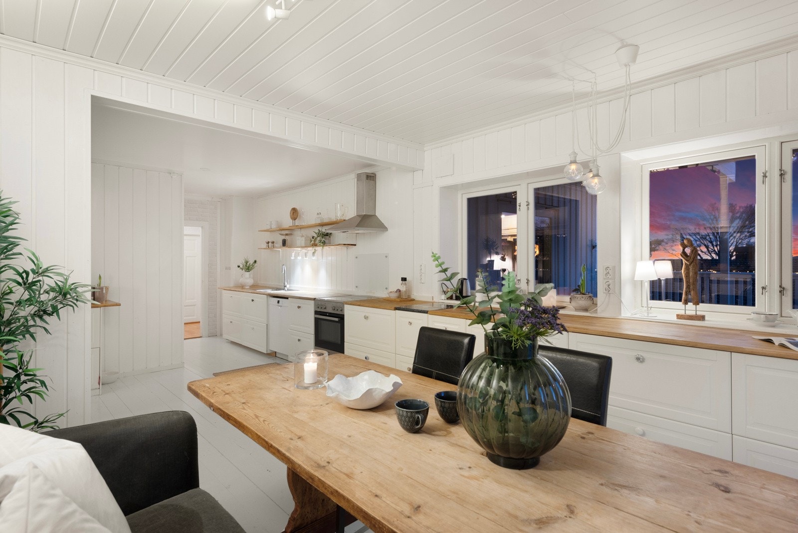 Boligen har et stort kjøkken hvor hele familien kan samles. Her har man masse benkeplass og god plass til spisegruppe. Her er det også utgang til veranda. Galleribilde