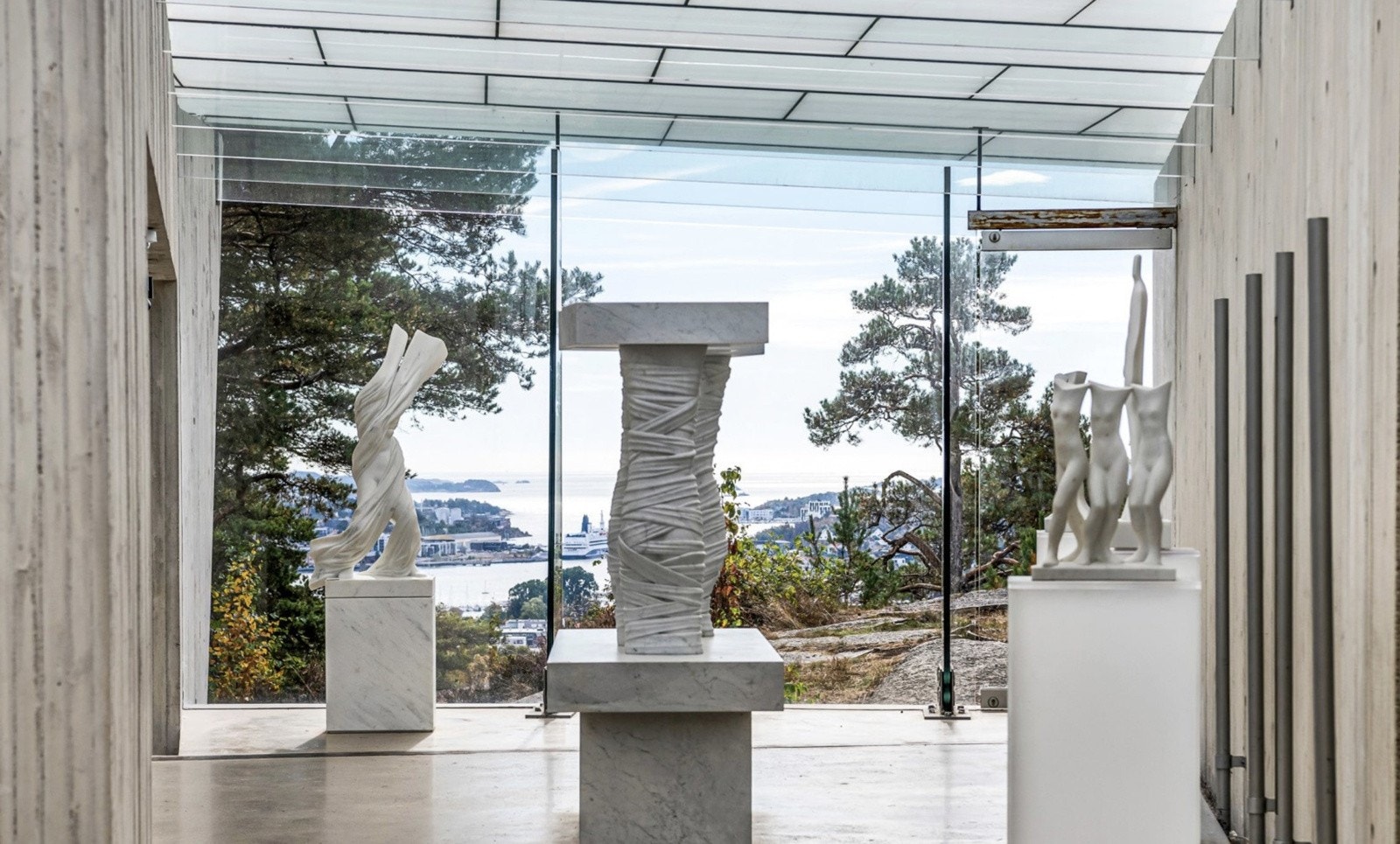 Her finnes også en utsøkt skulpturpark med utstilte verker av Knut Steen. Galleribilde