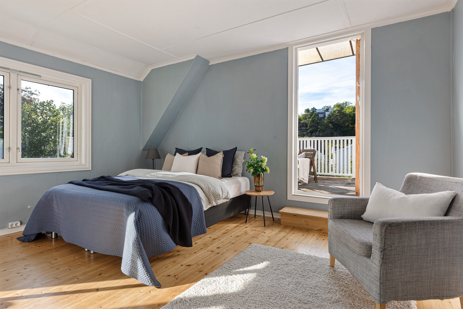 Boligen har fire gode soverom. Det er kun tre av disse som er godkjente som soverom. På hovedsoverommet er det god plass til både en stor dobbeltseng og tilhørende nattbord. Utgang til veranda. Galleribilde