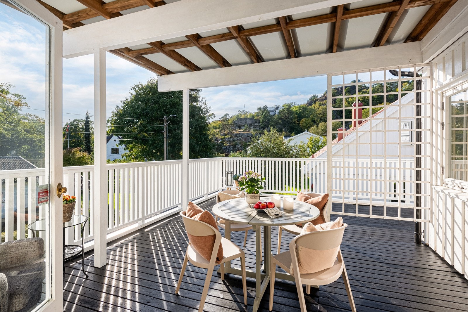 Boligen har to vestvedte verandaer. På denne kan du også sitte under tak. Galleribilde