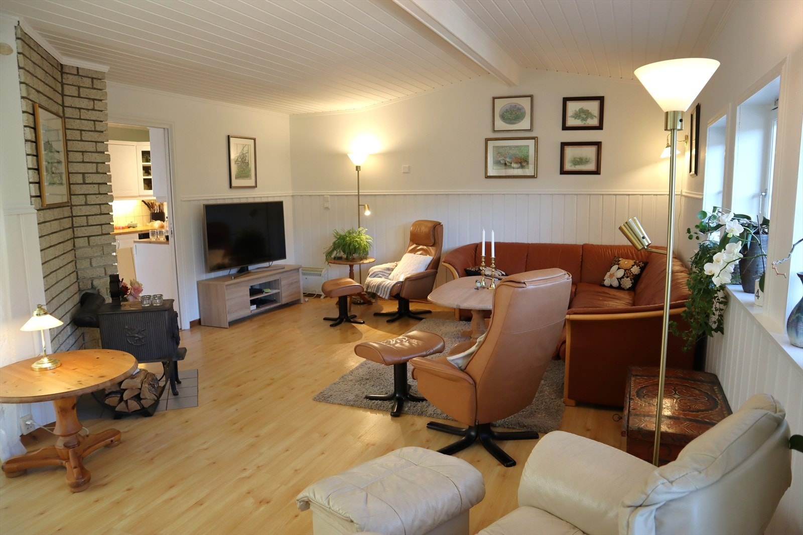 Romsleg stove med god takhøgde og plass til møblering i ulike soner (bilde tatt av seljar). Galleribilde