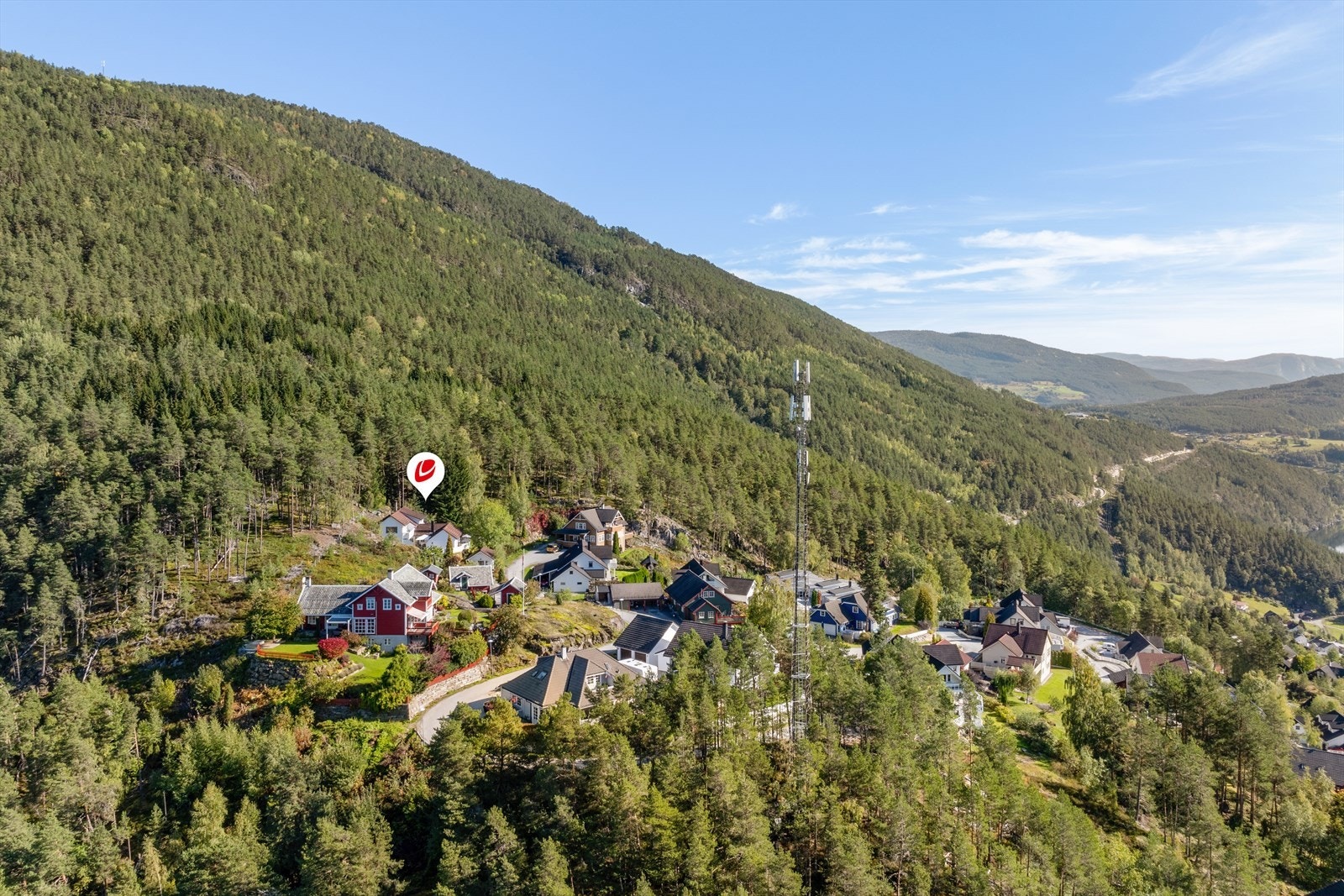 Frå eigedomen er det ca. 5,9 km til Sogndal sentrum med dei aller fleste offentlege servicetilbod. Galleribilde