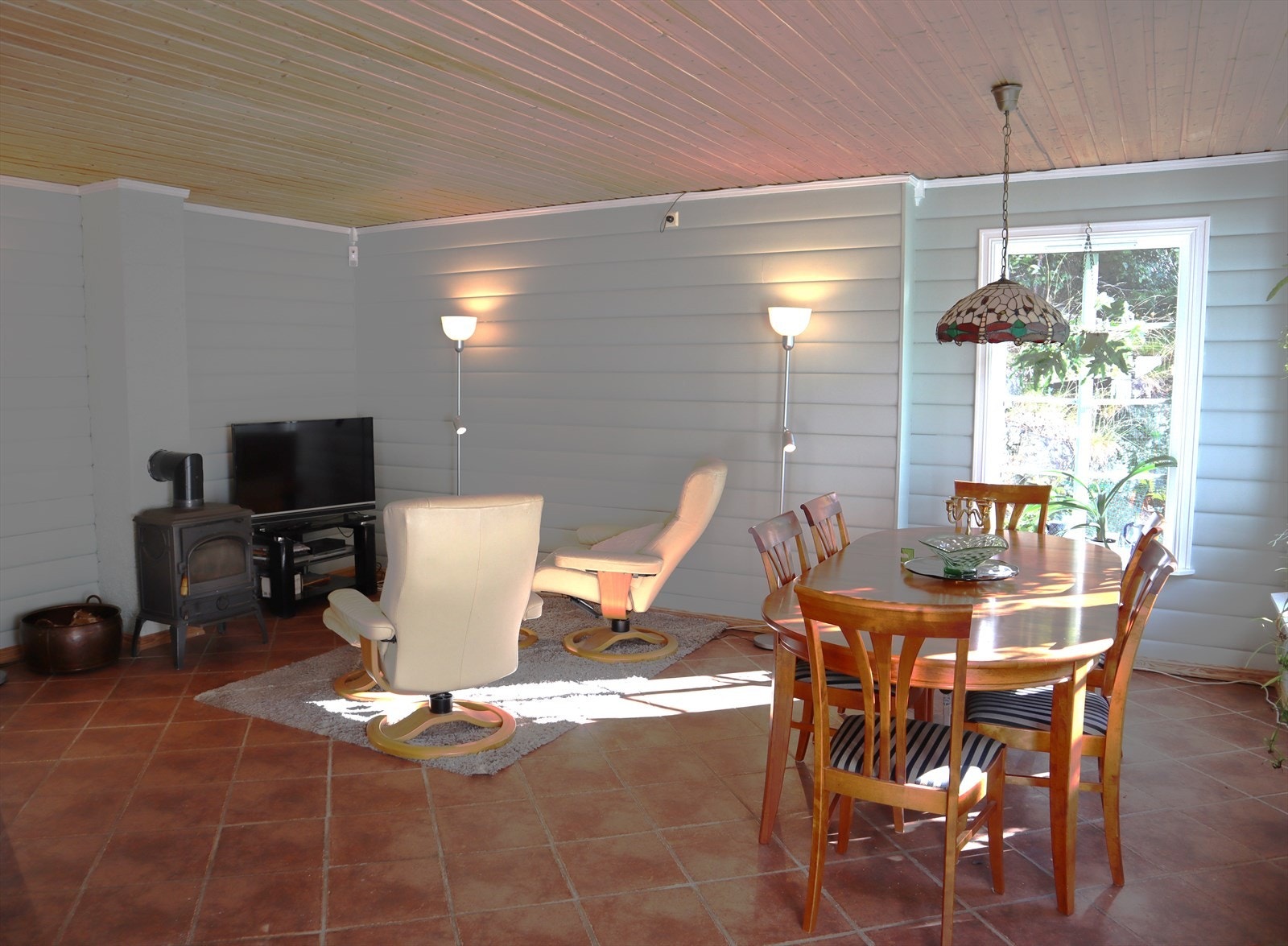 Innvendig har bustaden ei innhaldsrik planløysing med mellom anna fleire romslege opphaldsrom (bilde tatt av seljar). Galleribilde