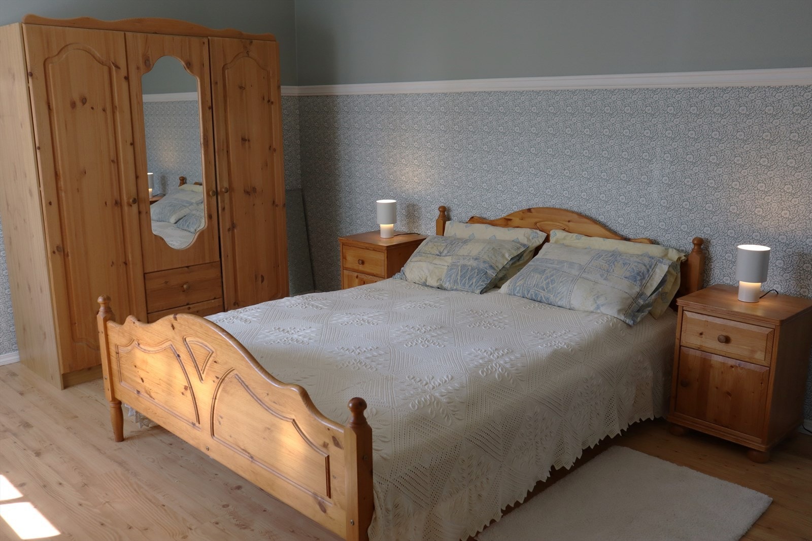 Det er eit romsleg soverom i hovudeetasjen (bilde tatt av seljar). Galleribilde