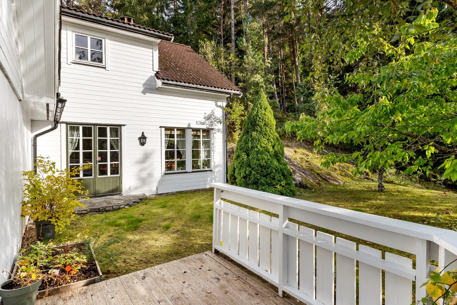 Frå stova er det utgang til hageområde og vidare tilkomst til terrasse. Galleribilde
