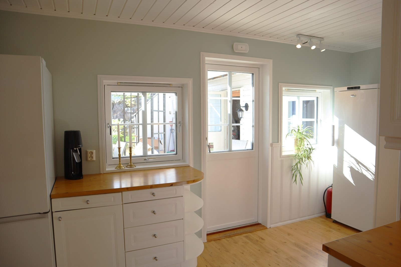 Frå kjøkkenet er det utgang til ein flott atriumterrasse (bilde tatt av seljar). Galleribilde