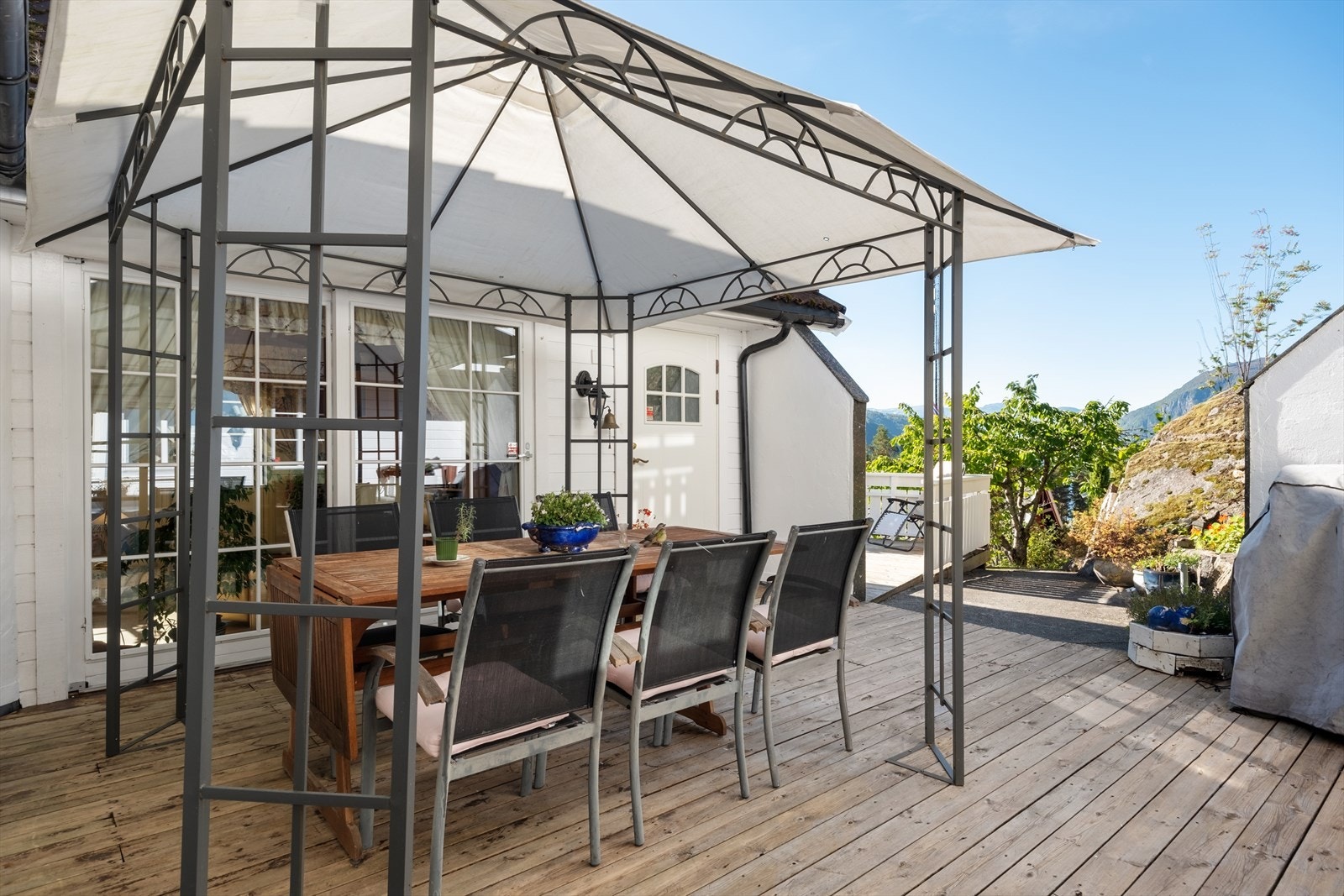 Her er det god plass til ønska utemøblement og grill. Galleribilde