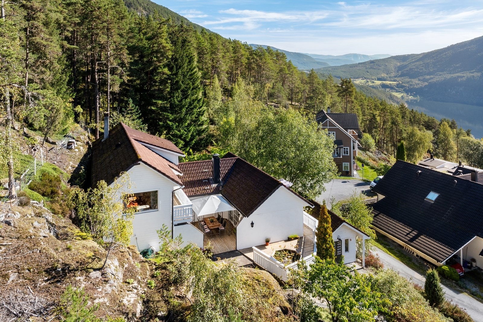 Ein spennande og innhaldsrik eigedom med einebustad over to plan og garasje. Galleribilde