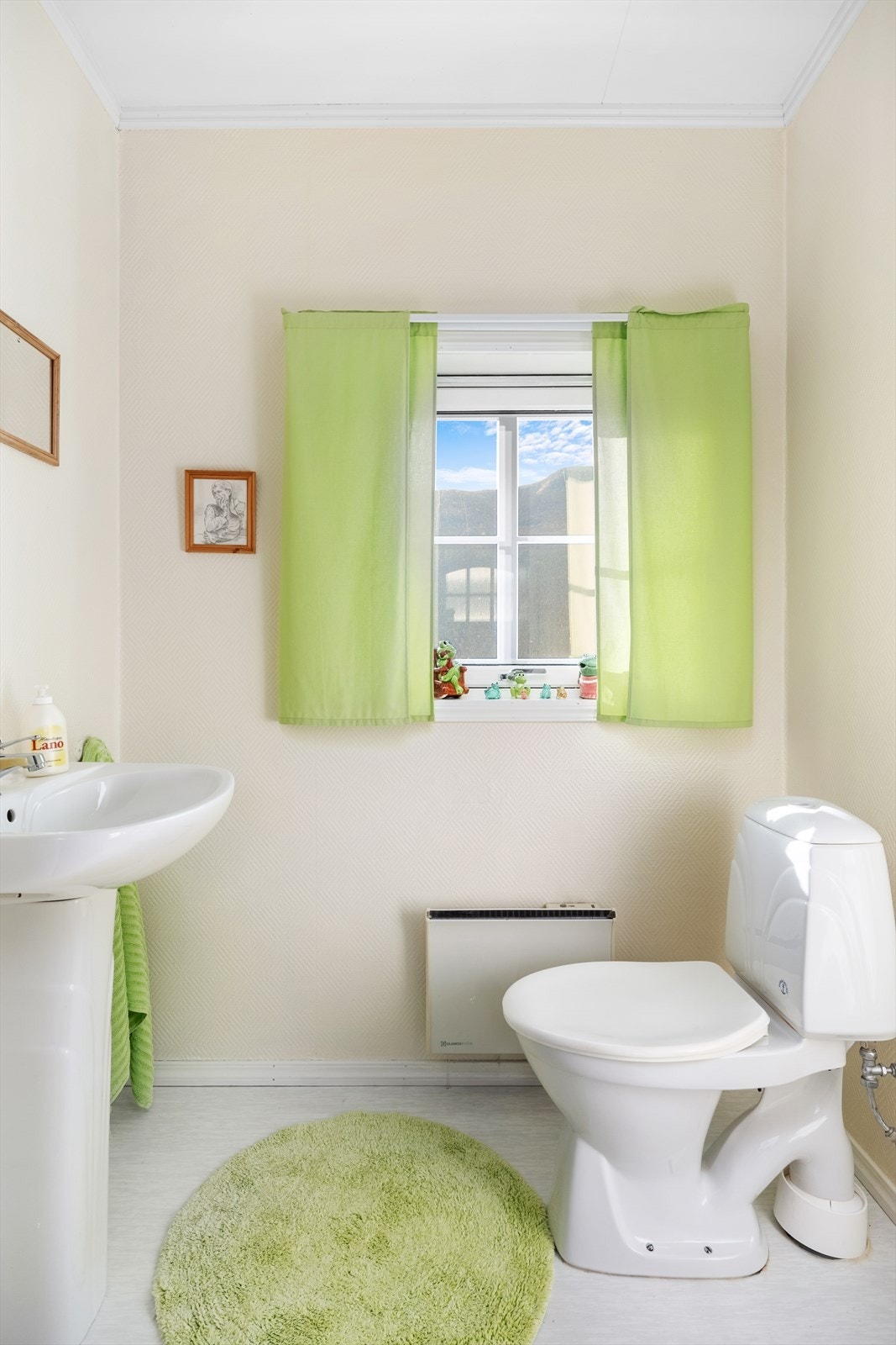 Toalettrom med enkel servant og toalett. Galleribilde