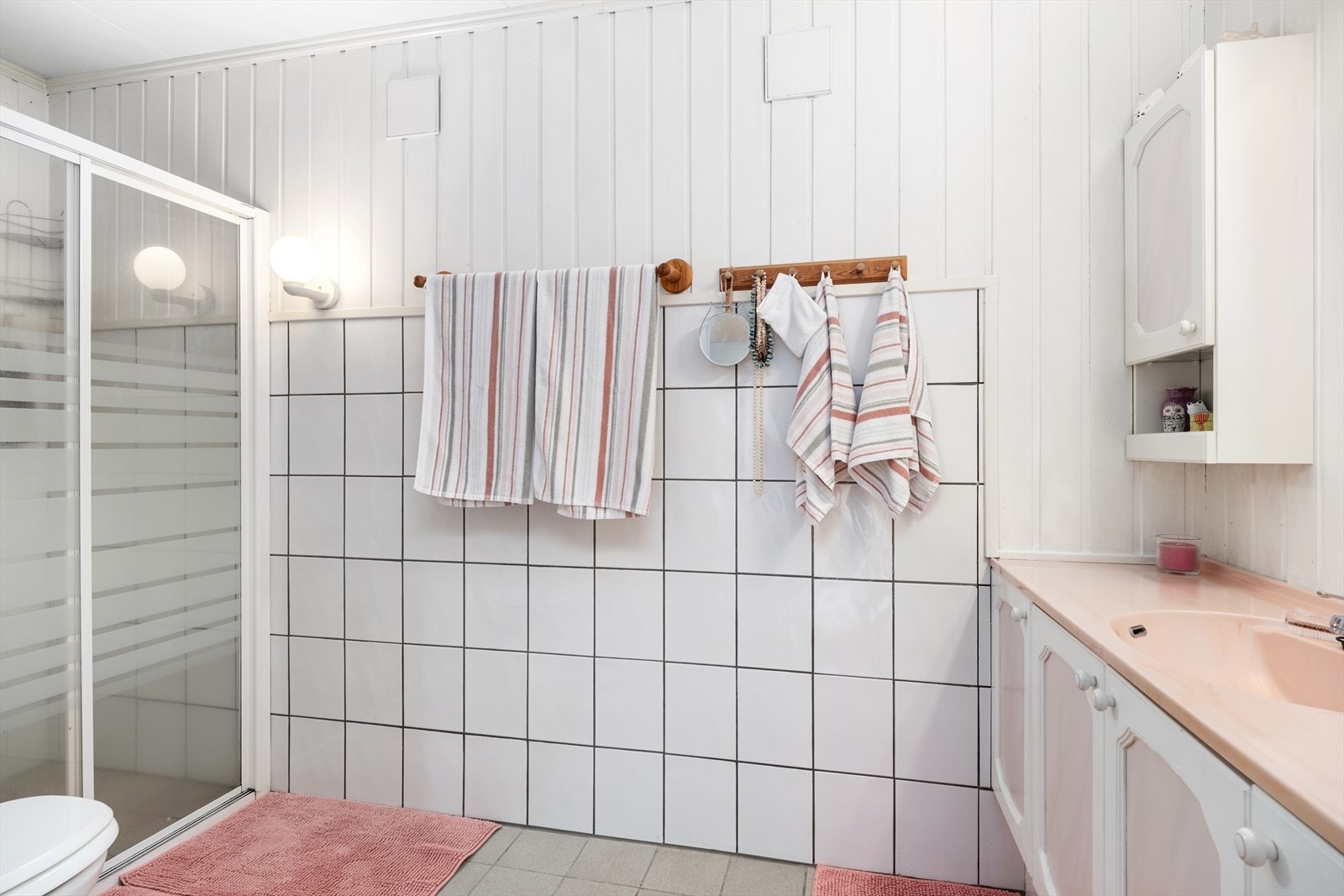 Badet er utstyrt med baderomsinnreiing, dusjnisje og toalett. Galleribilde