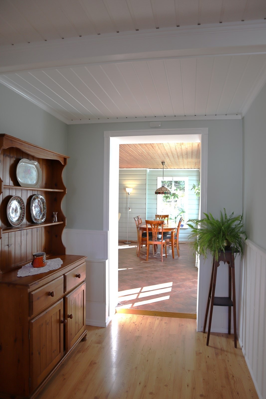 Bustaden er opprinneleg oppført i 1993 og påbygd med stove og loftstove i 1998 (bilde tatt av seljar). Galleribilde